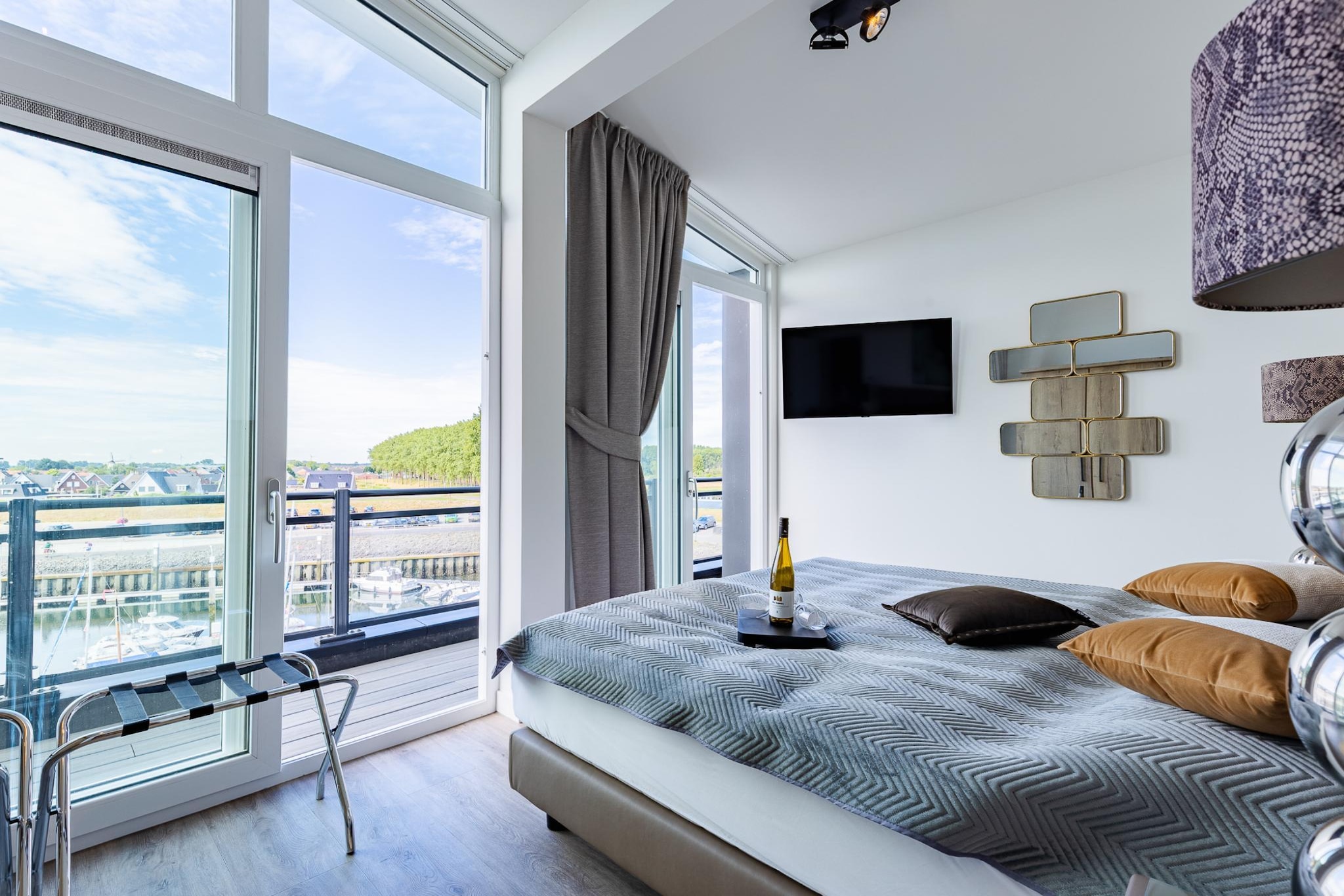 Living room(TV(flatscreen), dining table(4 persons), seating area(4 persons)), open kitchen(hob(induction), electric kettle, toaster, coffee machine(filter), oven, combination microwave, dishwasher, fridge-freezer, dishes and cutlery), bedroom(double bed(180 x 200 cm)), bathroom(bath tub, shower), toilet(washbasin, toilet), terrace(30 m2), bicycle storage, garden furniture, parking, heating