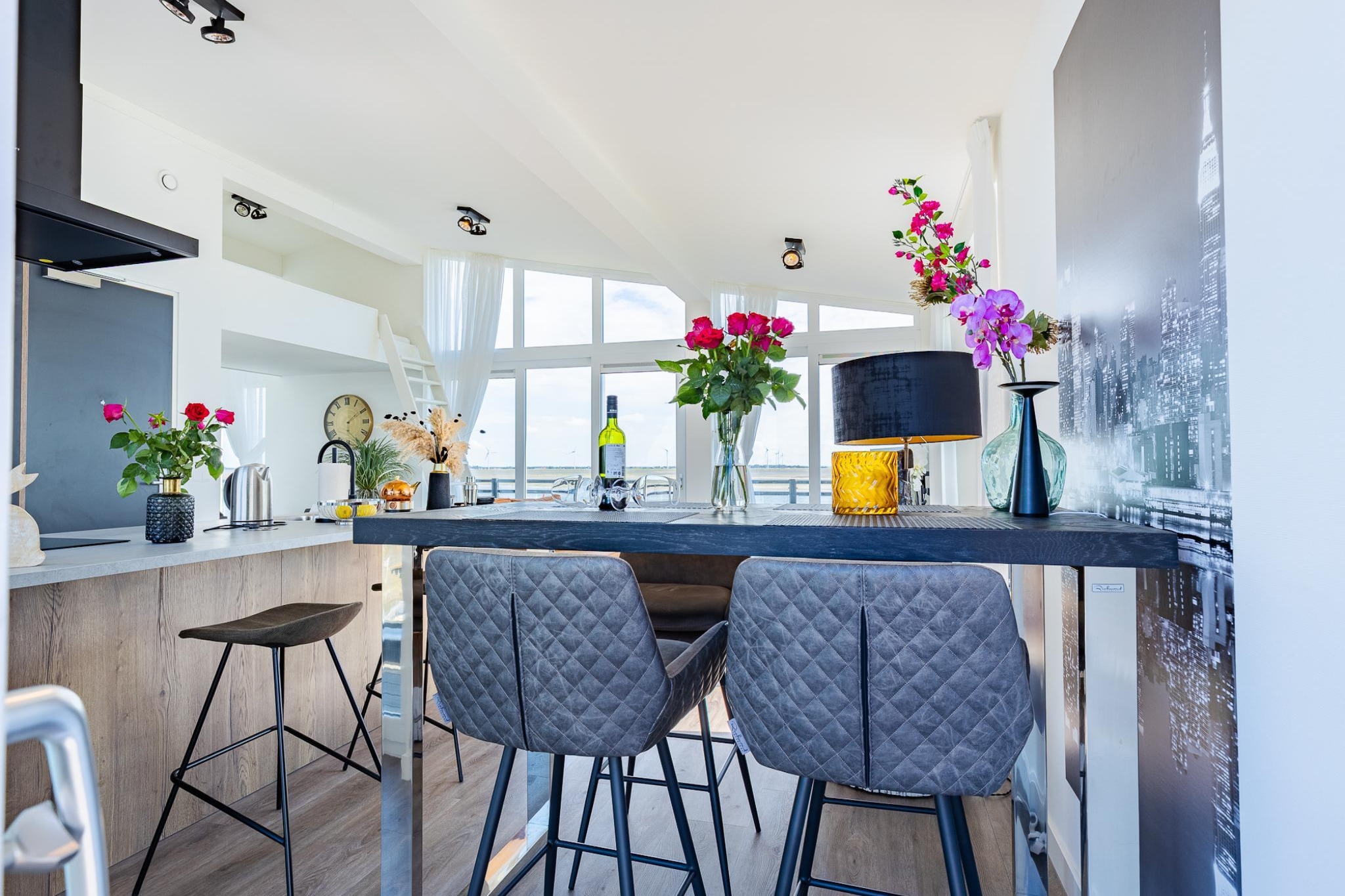 Maximum number of guests: 2 Pets allowed: No Number of bedrooms: 1 Number of bathrooms: 1 Surface area: approx. 70 m² Description: Ultimate relaxation with panoramic views This modern penthouse is located on the third and top floor of a small apartment complex, situated directly on the dike. The setting is truly unique: no through traffic and access limited to the marina only – offering a peaceful and quiet atmosphere. From the spacious terrace (approx. 30 m²), you’ll enjoy panoramic views to the north over the open water and to the south over the picturesque harbor. Thanks to its orientation to the north, east and south, you can enjoy the sun here almost all day. It’s the perfect place to relax, read a book or enjoy dinner with a view at sunset. An ideal destination for those who love peace, comfort and stunning scenery! Accommodation: Modern penthouse with spacious terrace and full comfort The living area is thoughtfully furnished for a relaxing stay. The living room includes a comfortable 3-seater sofa, a separate armchair and a flat-screen TV – perfect for unwinding after a day outdoors. At the dining table with four chairs, you can enjoy your meals with a view. The open-plan kitchen is fully equipped with modern appliances such as an induction hob, combination microwave, oven, fridge with freezer compartment, dishwasher and toaster. There’s also a filter coffee maker and kettle available, so you can enjoy a hot drink any time of day. The spacious bedroom features a double bed (180x200 cm), bedside tables with lighting and a large wardrobe. The bathroom is fitted with both a walk-in shower and a bathtub – ideal for a refreshing start or a relaxing end to your day. The toilet is located separately from the bathroom. On the large terrace, you’ll find a big dining table with four chairs, allowing you to comfortably dine or relax outside. Surroundings: Discover the charm of Sint-Annaland, the Oosterschelde and the island of Tholen The location on Havenweg is perfect for those seeking tranquility and nature. The apartment is situated on the only access road to the marina – meaning no through traffic and plenty of peace and quiet. On one side you look out over the calm waters of the harbor, and on the other side, over the vast Oosterschelde. Just a short walk away, you’ll find a small sandy beach where you can enjoy the sea breeze or soak up the sun. The center of Sint-Annaland offers everything you need: shops for daily groceries, cozy cafés and restaurants serving fresh local specialties like Zeeland mussels and oysters. The island of Tholen is ideal for hiking, cycling and nature lovers. Explore its characteristic dike villages, wide polders and the bird-rich nature reserve De Pluimpot. Or take a day trip to nearby towns such as Bergen op Zoom, Zierikzee or Middelburg – all perfect for shopping, culture and local gastronomy. Whether you're looking to relax or explore, this penthouse is the perfect starting point for an unforgettable holiday! Ready for a holiday with views, peace and comfort? Book your stay at Penthouse Havenzicht now and experience the best of Zeeland from this unique location on the Oosterschelde.