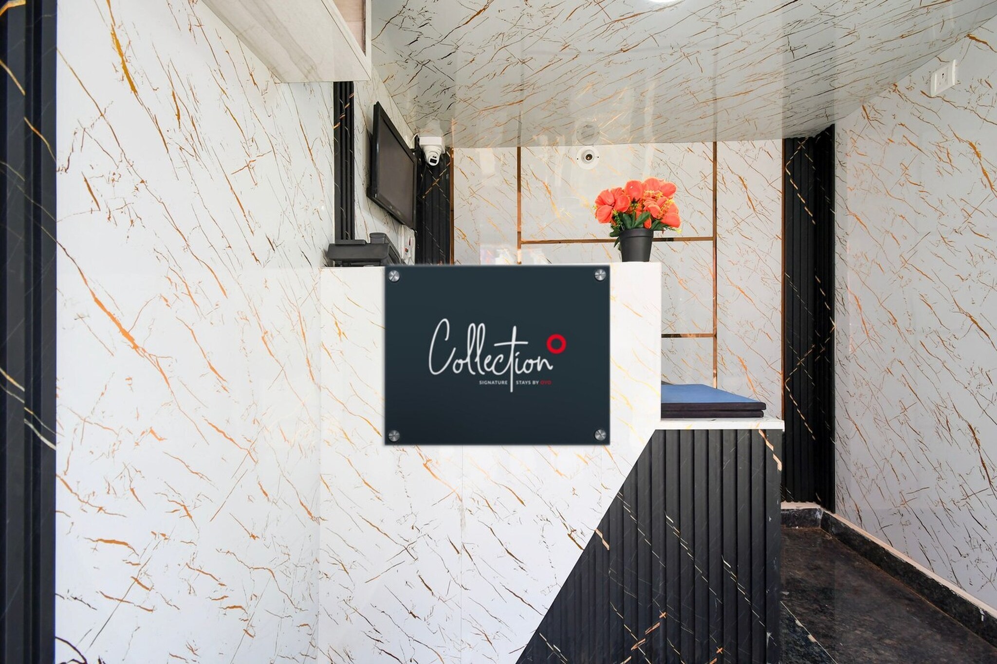 Ground floor: (bedroom(double bed, TV, seating area, air conditioning, telephone), bathroom(bathtub or shower, shower, washbasin, toilet, Towels incl., shampoo, body soap, hot water))