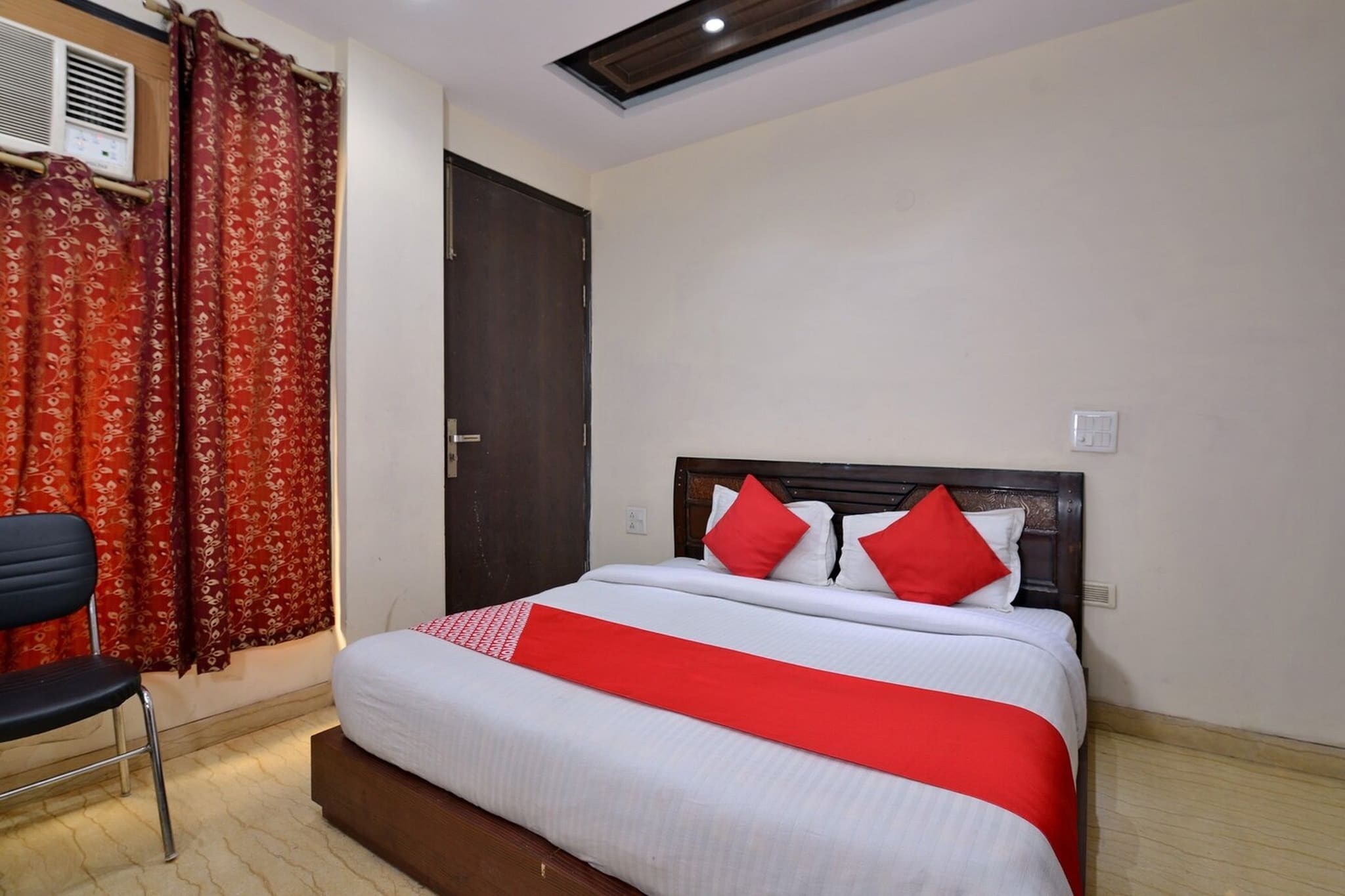 Collection O Lotus Bed & Breakfast is located in New Delhi, within 6.6 km of Tughlaqabad Fort and 7 km of Qutub Minar. Featuring a shared lounge, the 3-star hotel has air-conditioned rooms with free WiFi, each with a private bathroom. The accommodation provides room service, a 24-hour front desk and luggage storage for guests.
At the hotel, each room has a desk. Guest rooms at Collection O Lotus Bed & Breakfast are equipped with a seating area and a flat-screen TV with satellite channels.
Humayun's Tomb is 8.6 km from the accommodation, while Gandhi Smriti is 10 km away. Delhi International Airport is 19 km from the property.
Unmarried couples are warmly welcome at this property.
Guests with local ID proof are warmly welcome.
Early Check-In Policy: A full day’s room rate will be charged for check-ins before 6:00 AM. Complimentary early check-in is available between 6:00 AM and 10:00 AM, subject to room availability.
Check-in is only available to guests aged 18 and above. Please provide a government-issued ID to confirm your age.