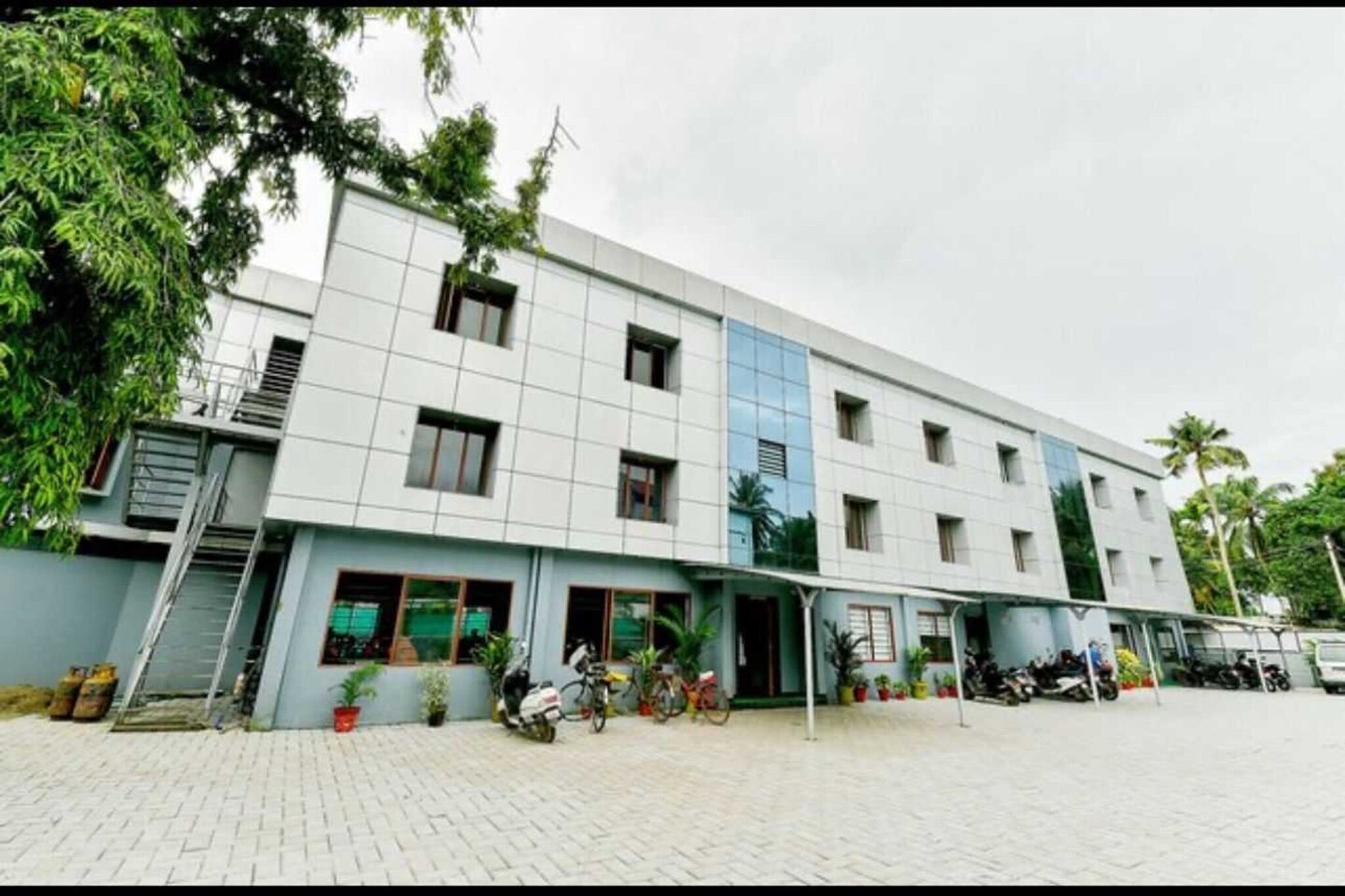 Ground floor: (bedroom(double bed, TV, seating area, air conditioning, telephone), bathroom(bathtub or shower, shower, washbasin, toilet, Towels incl., shampoo, body soap, hot water), parking)