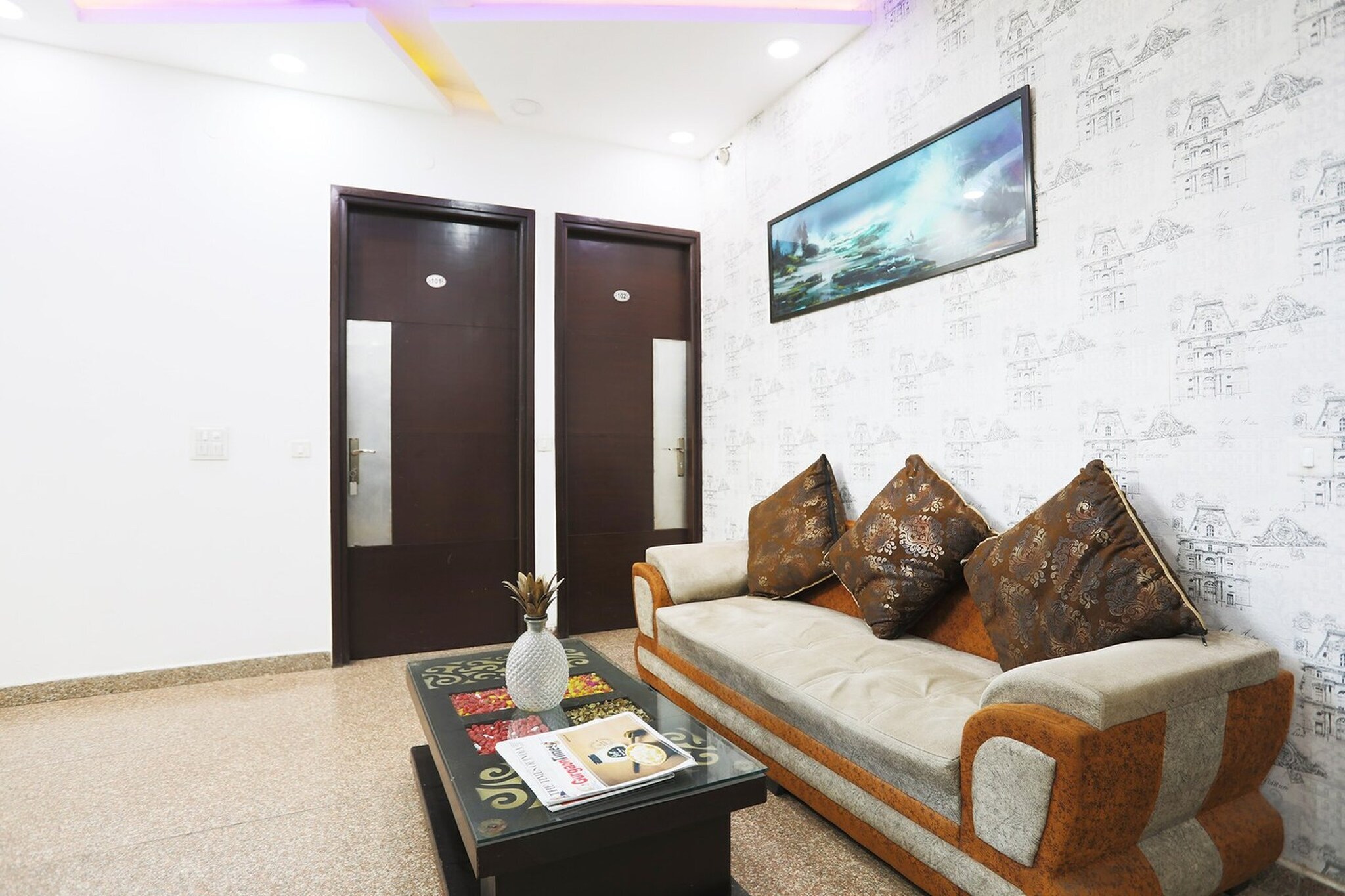 Ground floor: (bedroom(double bed, TV, seating area, air conditioning, telephone), bathroom(bathtub or shower, shower, washbasin, toilet, Towels incl., shampoo, body soap, hot water), parking)