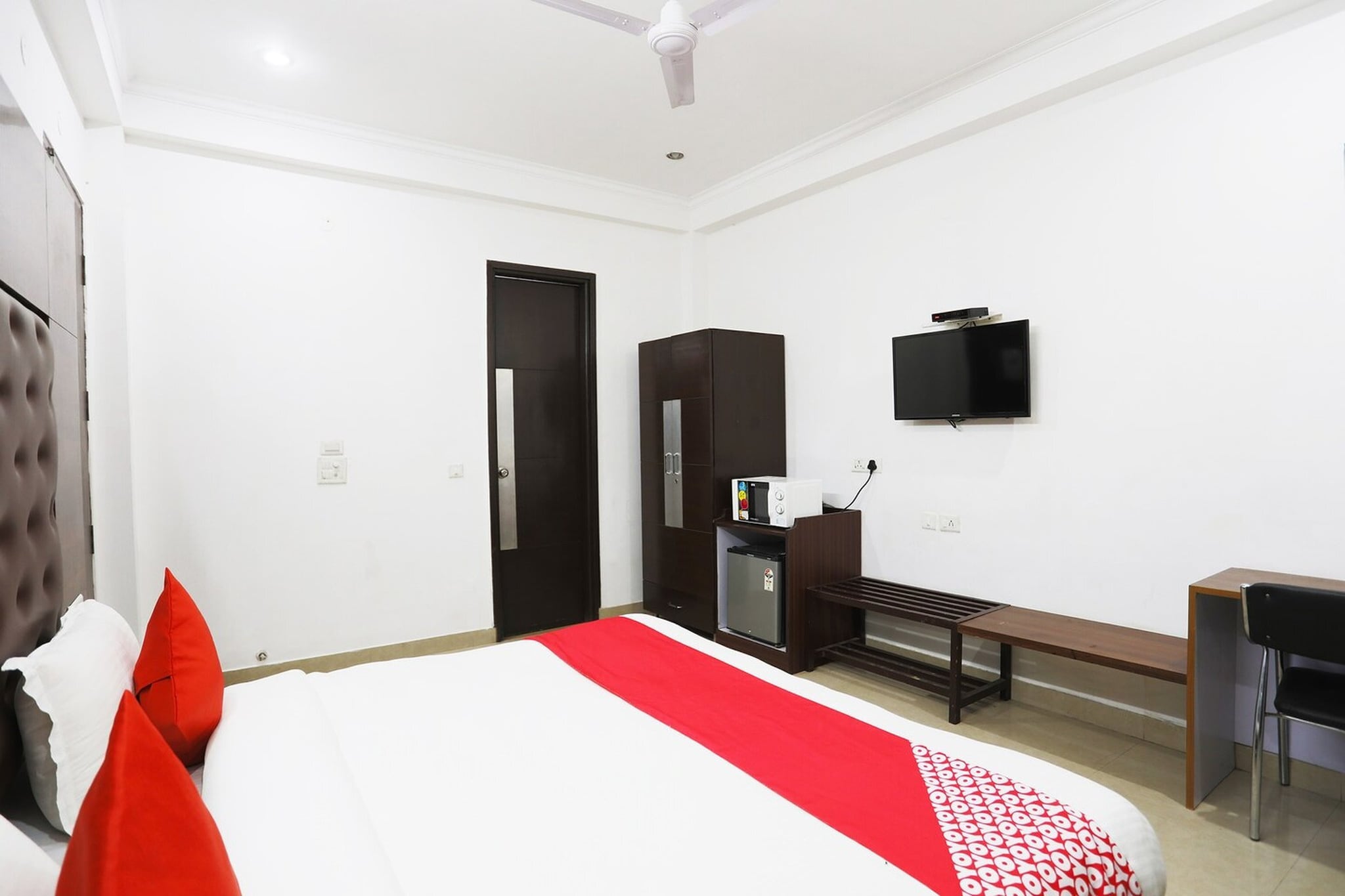 Ideally located in the Sector 40 - 44 district of Gurgaon, Collection O Tipsyy Inn 014 is set 4.8 km from MG Road, 9 km from WorldMark Gurgaon and 18 km from Qutub Minar. With a shared lounge, the 3-star hotel has air-conditioned rooms with free WiFi, each with a private bathroom. The accommodation offers a shared kitchen, room service and luggage storage for guests.
All guest rooms at the hotel come with a seating area and a flat-screen TV with satellite channels. The rooms feature a desk.
Speaking English and Hindi at the reception, staff are willing to help at any time of the day.
Tughlaqabad Fort is 24 km from Collection O Tipsyy Inn 014, while Rashtrapati Bhavan is 27 km from the property. Delhi International Airport is 19 km away.
Unmarried couples are warmly welcome at this property.
Guests with local ID proof are warmly welcome.
Early Check-In Policy: A full day’s room rate will be charged for check-ins before 6:00 AM. Complimentary early check-in is available between 6:00 AM and 10:00 AM, subject to room availability.
Check-in is only available to guests aged 18 and above. Please provide a government-issued ID to confirm your age.