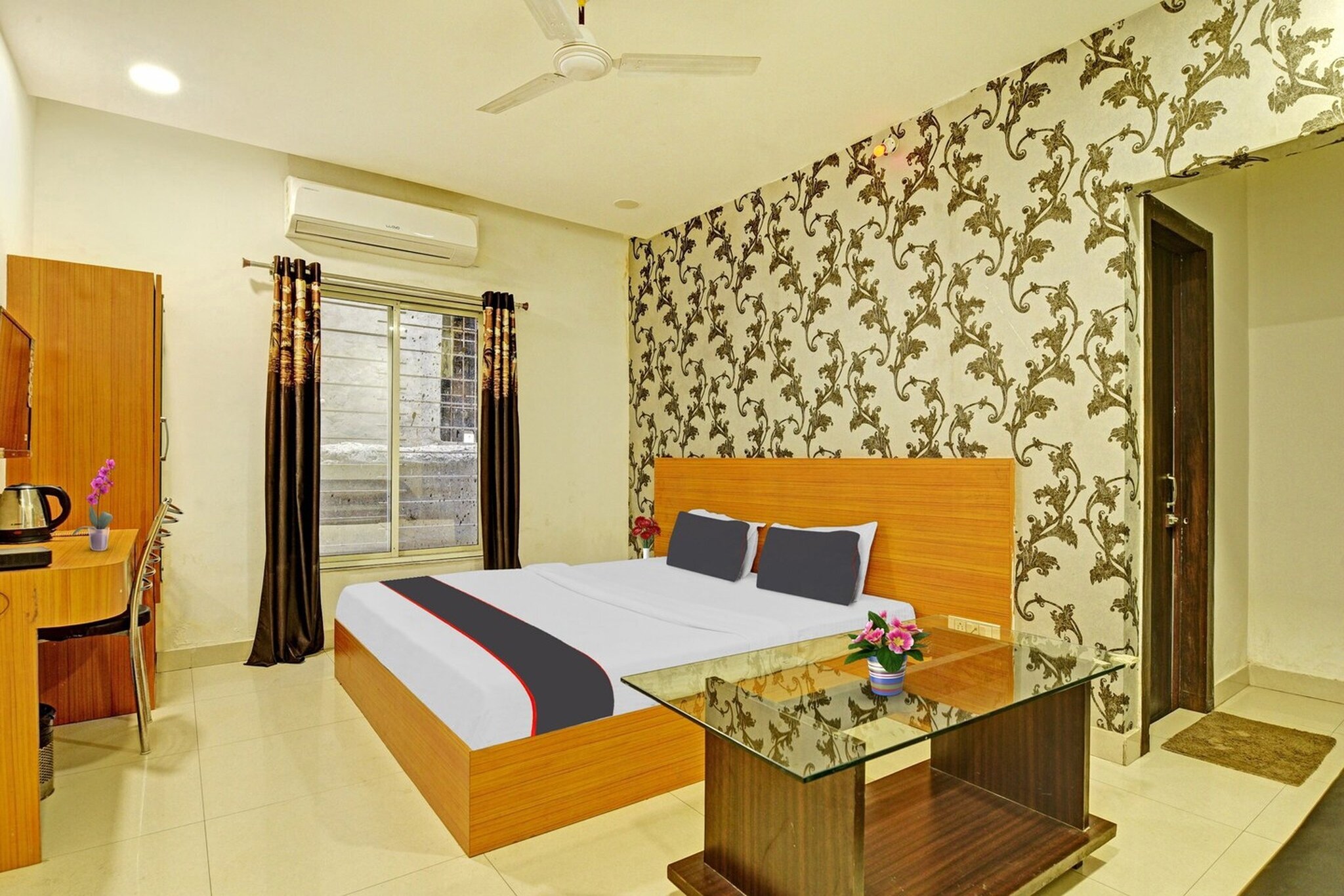 Set in Rānchī, Jharkhand region, Super Collection O Mountain View Resort is located 8.5 km from Ranchi Railway Station. Among the facilities of this property are a restaurant, a shared kitchen and room service, along with free WiFi throughout the property.
At the hotel every room includes air conditioning and a TV.
Super Collection O Mountain View Resort offers 4-star accommodation with a hot spring bath.
Speaking English and Hindi at the reception, staff are always on hand to help.
Birsa Munda Airport is 14 km away.
Early Check-In Policy: A full day’s room rate will be charged for check-ins before 6:00 AM. Complimentary early check-in is available between 6:00 AM and 10:00 AM, subject to room availability.
Check-in is only available to guests aged 18 and above. Please provide a government-issued ID to confirm your age.