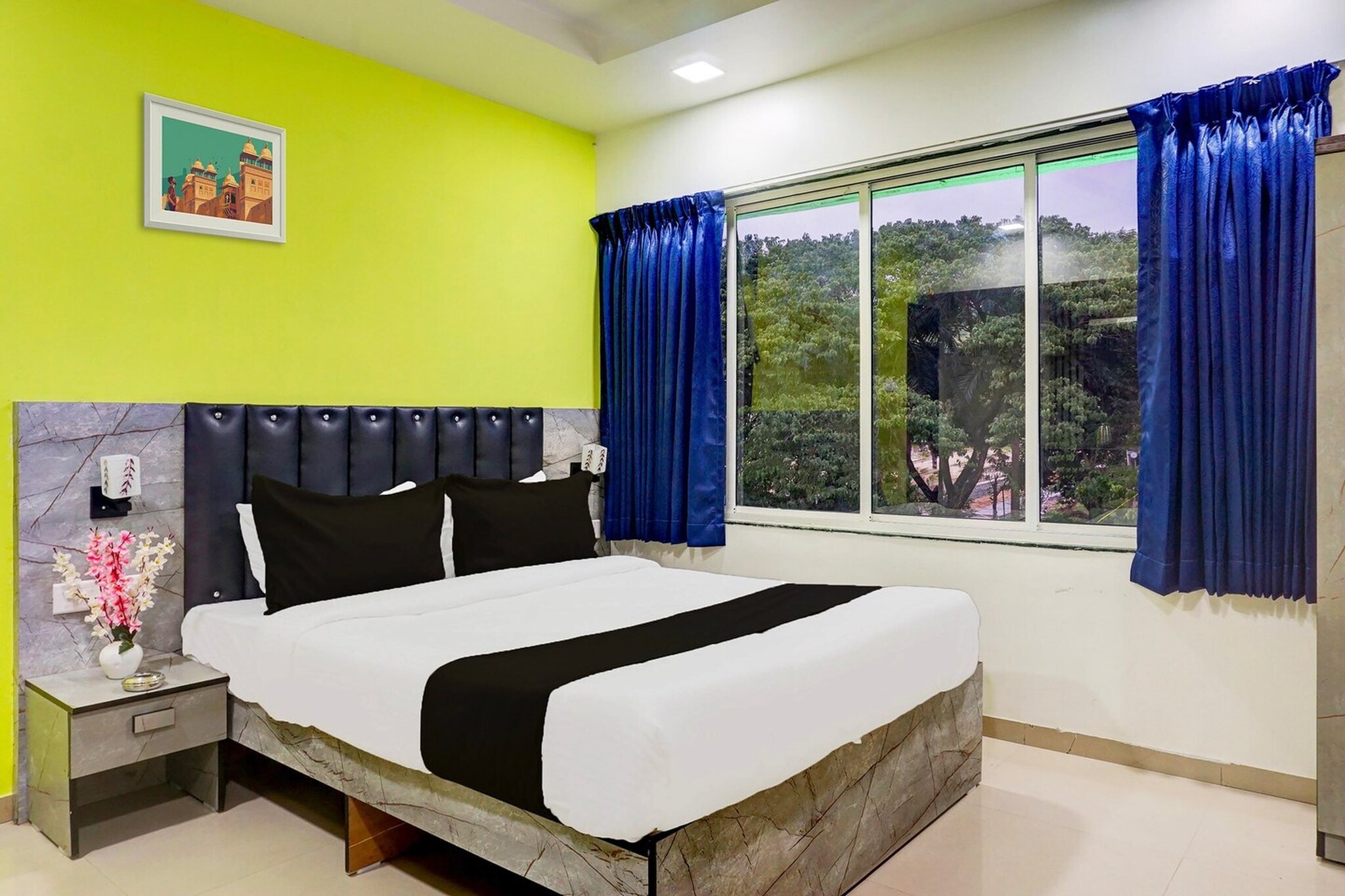 Featuring 4-star accommodation, Super Collection O Vardhan Plaza is located in Pune, 3.7 km from Fergusson College and 4 km from Srimant Dagadusheth Halwai Ganapati Temple. Among the facilities of this property are a restaurant, a shared lounge and room service, along with free WiFi throughout the property. The property is non-smoking and is situated 3.3 km from Raja Dinkar Kelkar Museum.
At the hotel rooms include air conditioning and a TV.
Guests at Super Collection O Vardhan Plaza can enjoy a continental breakfast.
Speaking English and Hindi, staff are ready to help around the clock at the reception.
Pataleshwar Cave Temple is 5.2 km from the accommodation, while Pune Railway Station is 6.8 km from the property. Pune International Airport is 14 km away.
Early Check-In Policy: A full day’s room rate will be charged for check-ins before 6:00 AM. Complimentary early check-in is available between 6:00 AM and 10:00 AM, subject to room availability.
Check-in is only available to guests aged 18 and above. Please provide a government-issued ID to confirm your age.