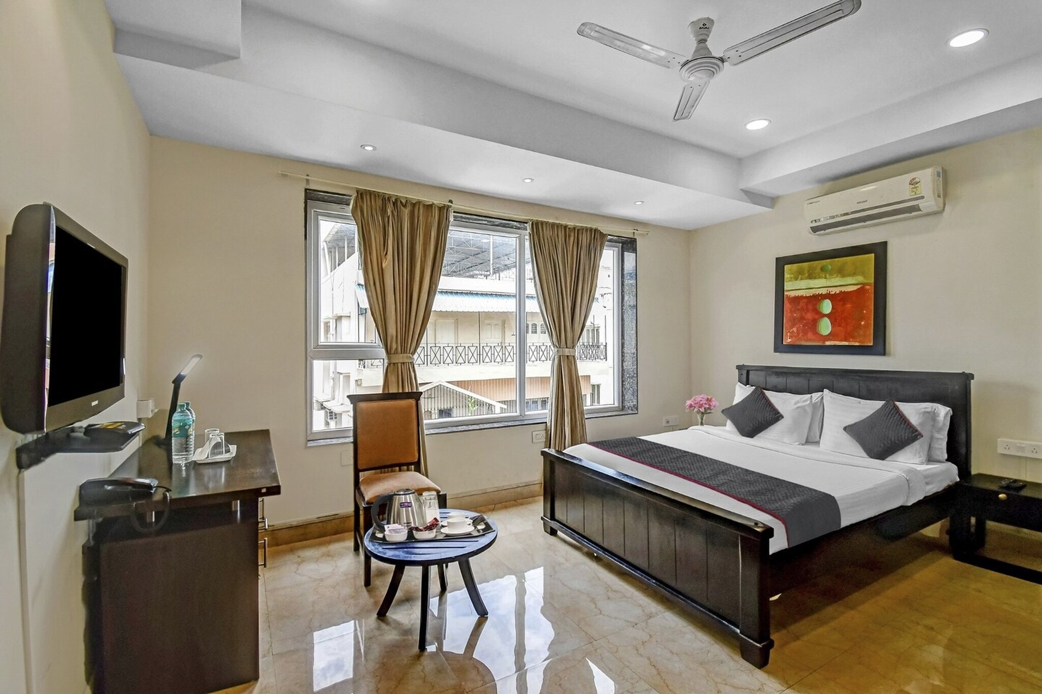 Well set in the Salt Lake district of kolkata, Super Townhouse All In One is located 8.1 km from M G Road Metro Station, 8.8 km from Sealdah Railway Station and 10 km from Esplanade Metro Station. Featuring a shared lounge, the 4-star hotel has air-conditioned rooms with free WiFi, each with a private bathroom. The accommodation provides a shared kitchen, room service and luggage storage for guests.
All units at the hotel are equipped with a seating area and a flat-screen TV with satellite channels. The rooms include a desk.
At Super Townhouse All In One you will find a restaurant serving Indian cuisine.
Speaking English and Hindi at the reception, staff are ready to help around the clock.
Dumdum Metro Station is 11 km from the accommodation, while Howrah Railway Station is 11 km away. Netaji Subhash Chandra Bose International Airport is 8 km from the property.
Early Check-In Policy: A full day’s room rate will be charged for check-ins before 6:00 AM. Complimentary early check-in is available between 6:00 AM and 10:00 AM, subject to room availability.
Check-in is only available to guests aged 18 and above. Please provide a government-issued ID to confirm your age.