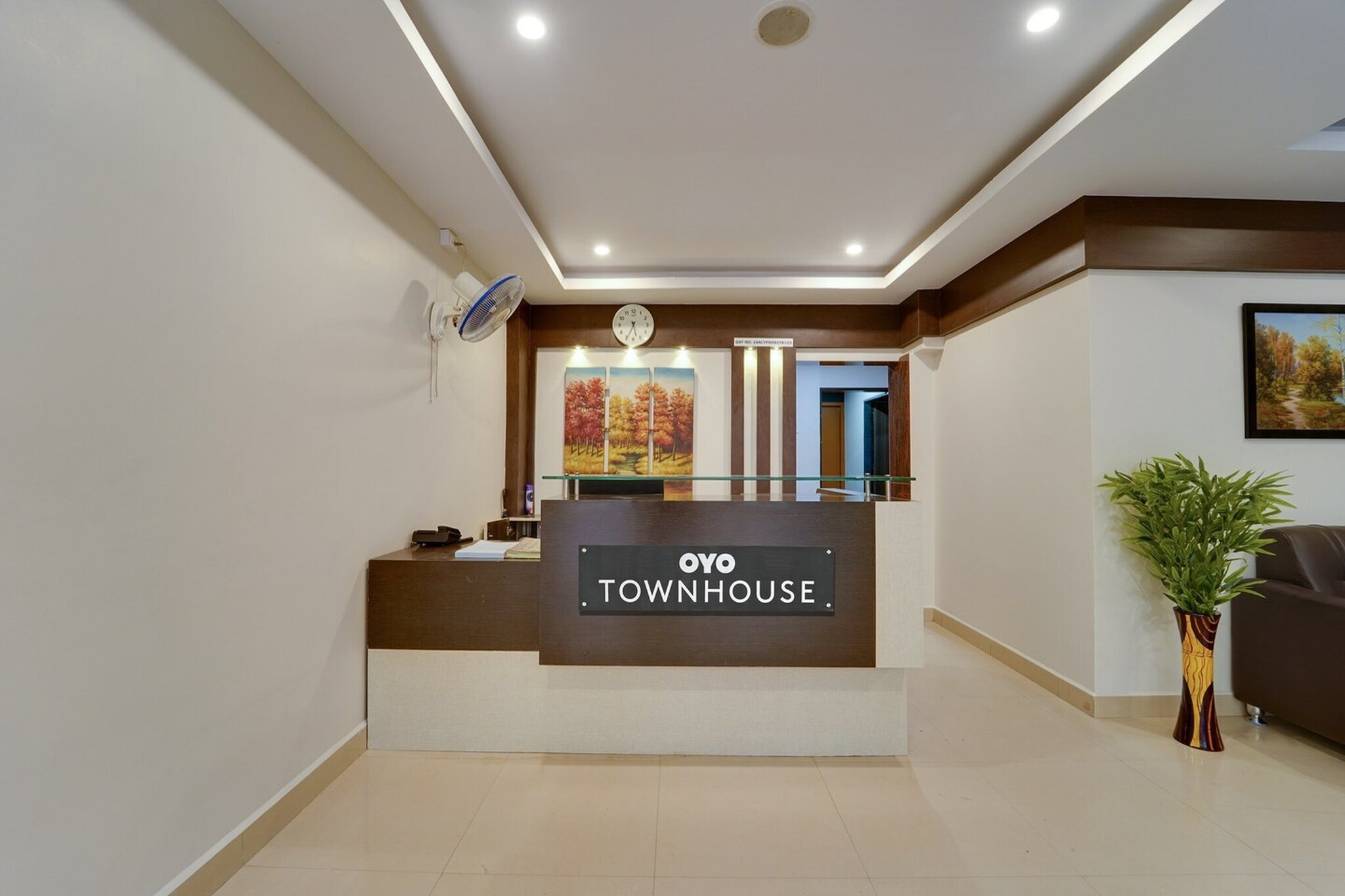 Ground floor: (bedroom(double bed, TV, seating area, air conditioning, telephone), bathroom(bathtub or shower, shower, washbasin, toilet, Towels incl., shampoo, body soap, hot water), parking, lift)