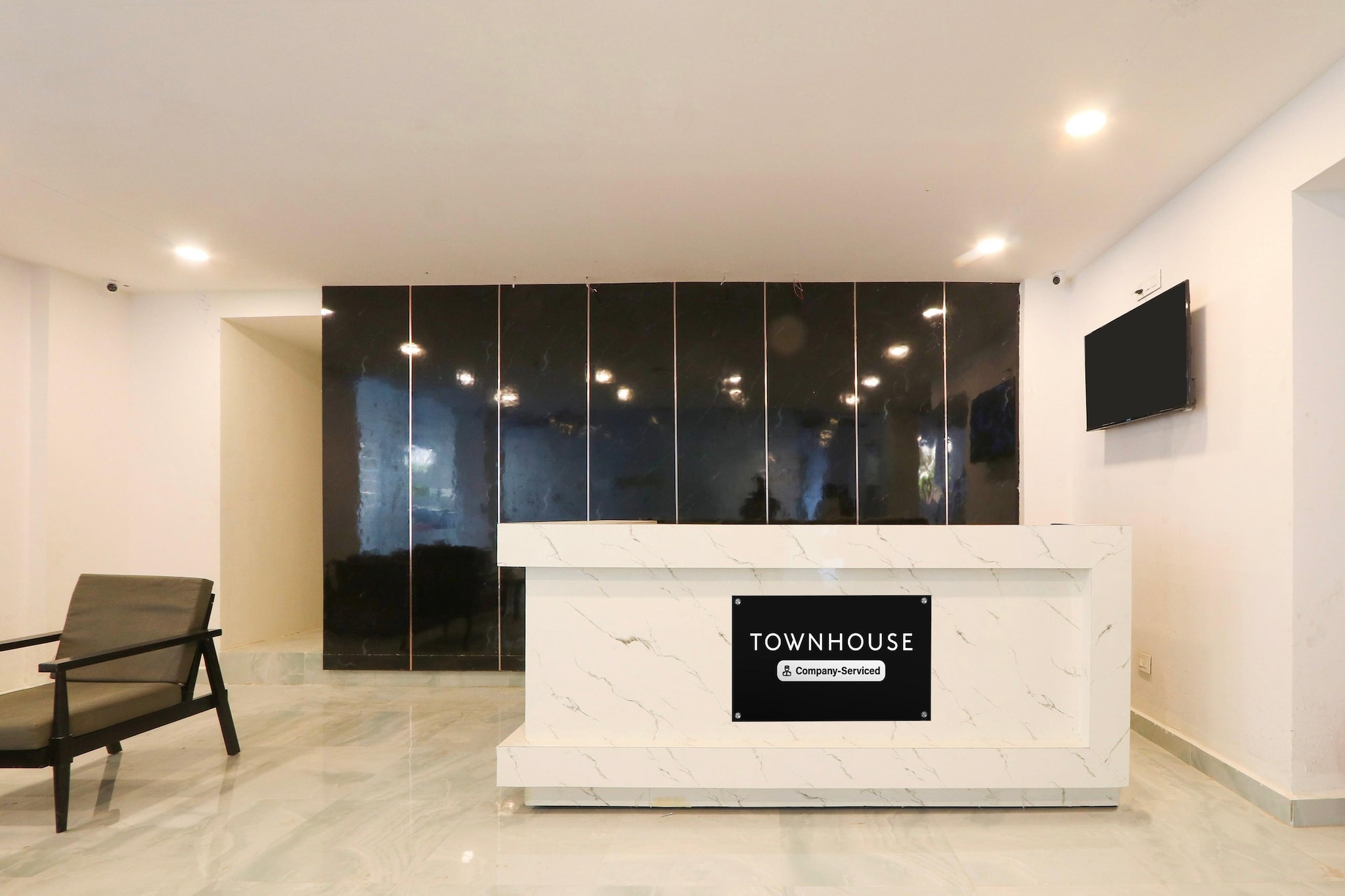Ground floor: (bedroom(double bed, TV, seating area, air conditioning, telephone), bathroom(bathtub or shower, shower, washbasin, toilet, Towels incl., shampoo, body soap, hot water), lift, Charging post for electric cars)