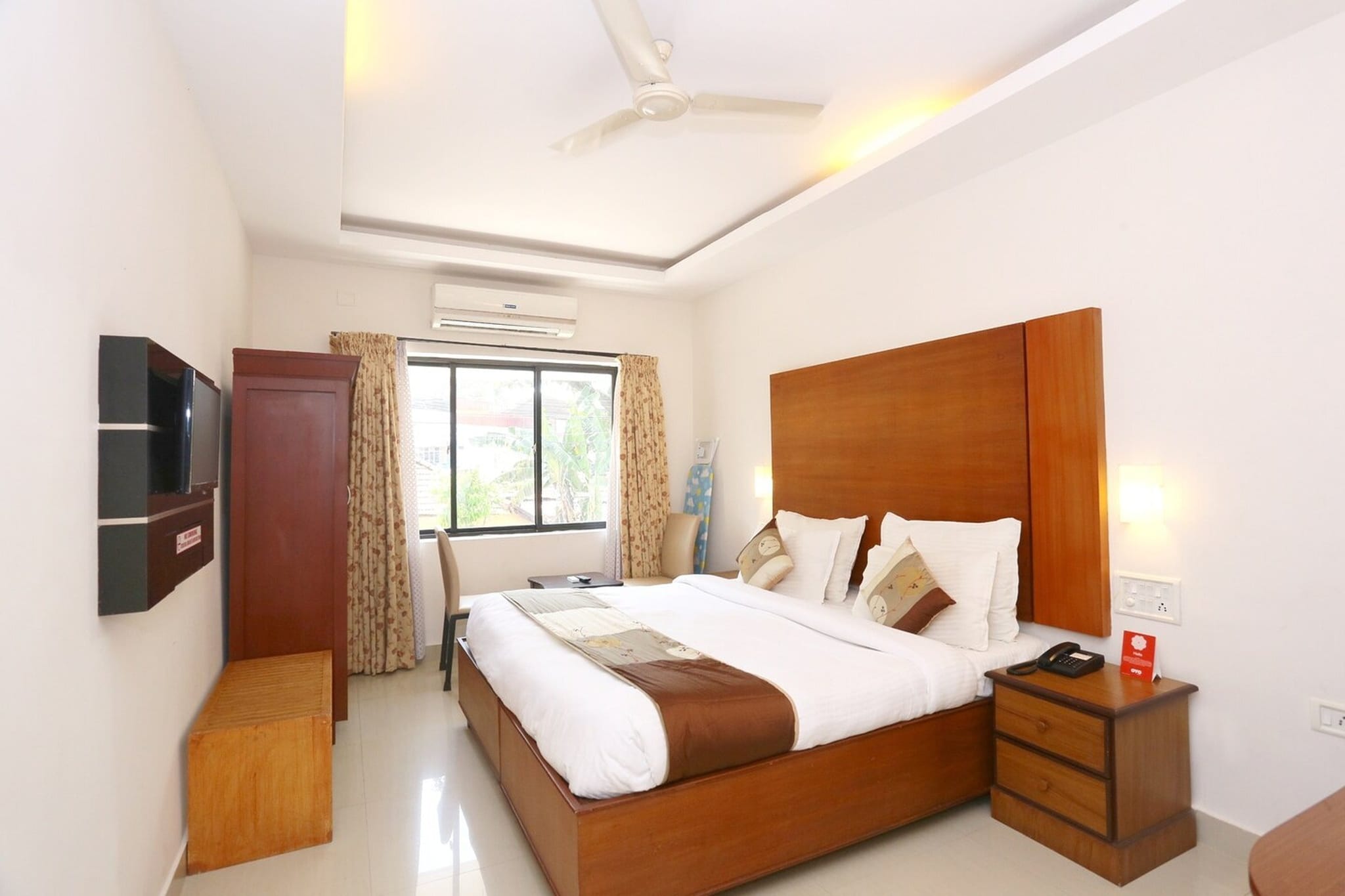 Super Townhouse Dona Castle is situated in Kollam, within 1.7 km of Kollam Beach and 2.4 km of Kollam Railway Station. Featuring a shared lounge, the 3-star hotel has air-conditioned rooms with free WiFi, each with a private bathroom. Guests can enjoy Indian dishes at the restaurant or have a cocktail at the bar.

The rooms at the hotel are fitted with a seating area, a flat-screen TV with cable channels and a safety deposit box. All units have a desk.

Speaking English and Hindi, staff are willing to help at any time of the day at the reception.

Thangassery Light House is 2.4 km from Super Townhouse Dona Castle, while Varkala Cliff is 26 km from the property. Thiruvananthapuram International Airport is 67 km away.
Early Check-In Policy: A full day’s room rate will be charged for check-ins before 6:00 AM. Complimentary early check-in is available between 6:00 AM and 10:00 AM, subject to room availability.
Check-in is only available to guests aged 18 and above. Please provide a government-issued ID to confirm your age.