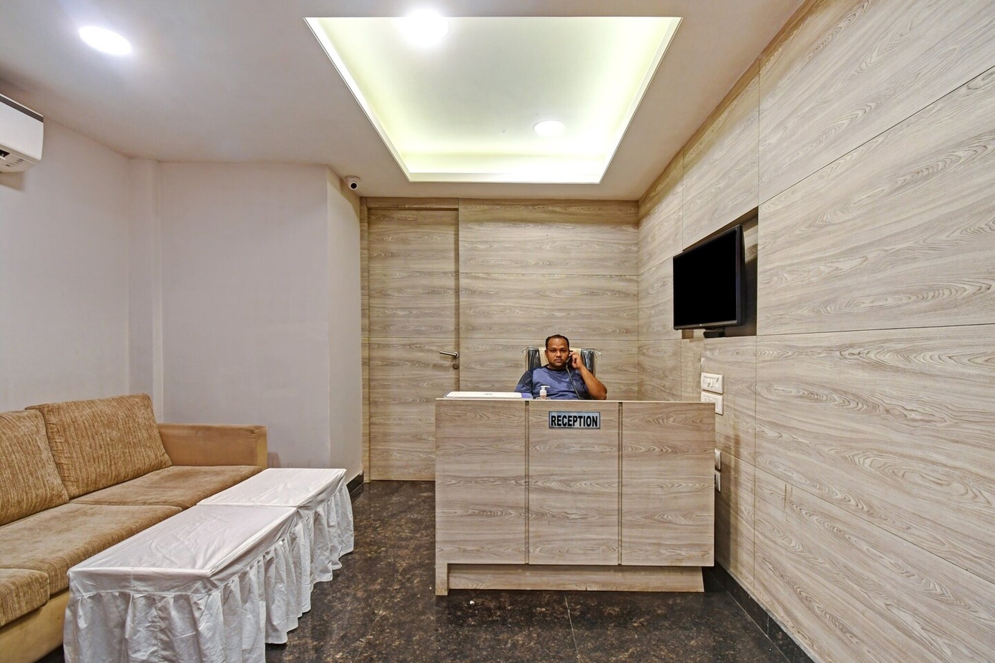 Ideally situated in the Salt Lake district of Kolkata, Super Townhouse Hotel All In One Near City Centre Salt Lake is situated 8 km from M G Road Metro Station, 8 km from Sealdah Railway Station and 8.3 km from Dumdum Metro Station. With a shared lounge, the 4-star hotel has air-conditioned rooms with free WiFi, each with a private bathroom. The accommodation features a shared kitchen, room service and luggage storage for guests.
All rooms at the hotel are fitted with a seating area and a flat-screen TV with satellite channels. Guest rooms have a desk.
Speaking English and Hindi at the 24-hour front desk, staff are willing to help at any time of the day.
Esplanade Metro Station is 10 km from Super Townhouse Hotel All In One Near City Centre Salt Lake, while Howrah Railway Station is 11 km from the property. Netaji Subhash Chandra Bose International Airport is 9 km away.
Early Check-In Policy: A full day’s room rate will be charged for check-ins before 6:00 AM. Complimentary early check-in is available between 6:00 AM and 10:00 AM, subject to room availability.
Check-in is only available to guests aged 18 and above. Please provide a government-issued ID to confirm your age.