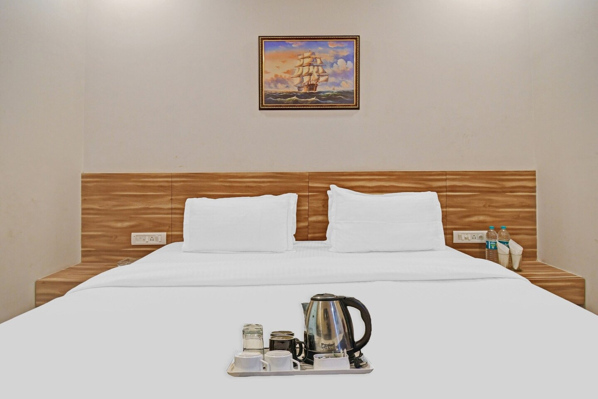 Ground floor: (bedroom(double bed, TV, seating area, air conditioning, Towels incl., telephone), bathroom(bathtub or shower, shower, washbasin, toilet, shampoo, body soap, hot water), Parking, lift, Laundry Package for a fee)