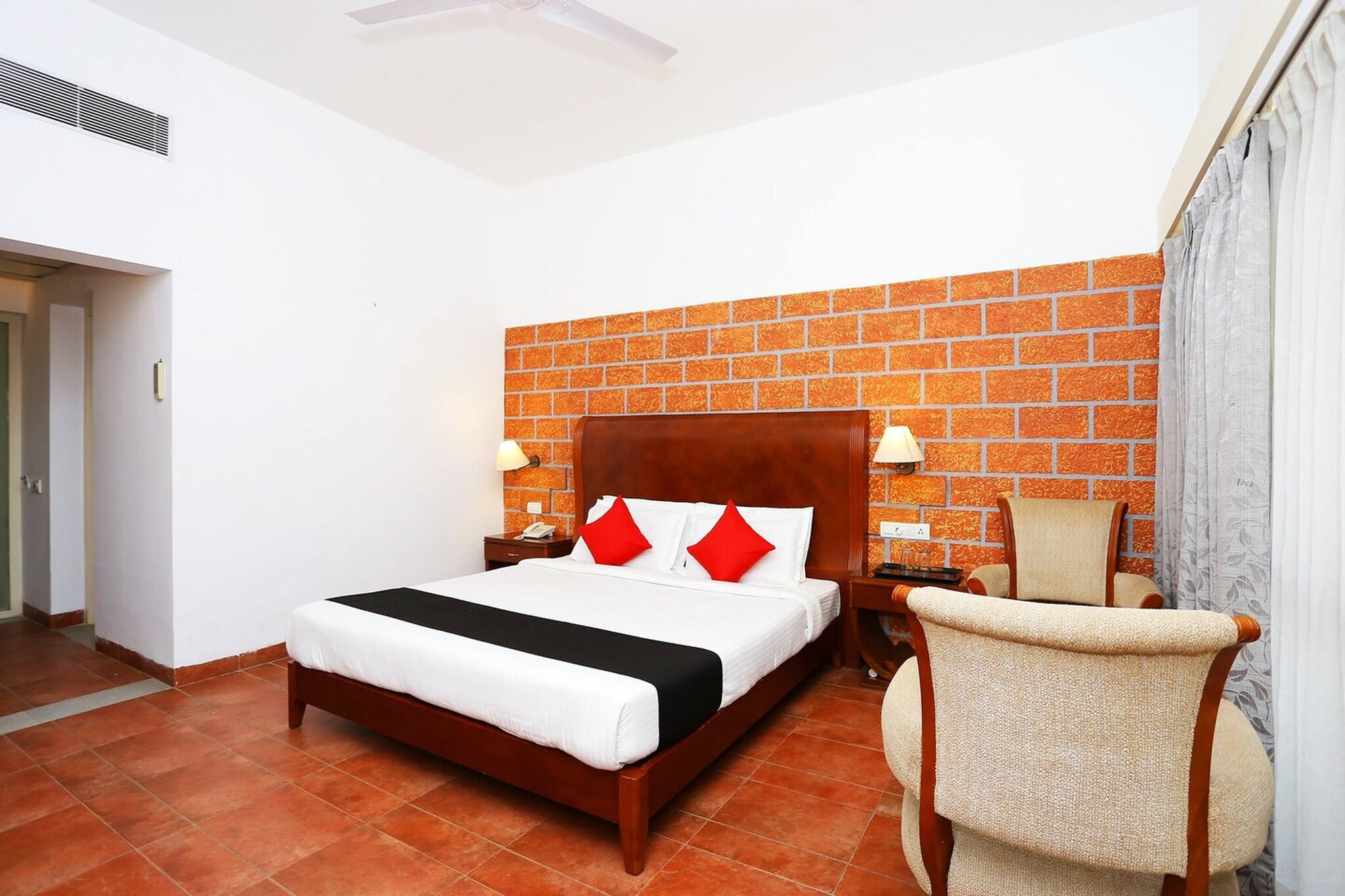 Ground floor: (bedroom(double bed, TV, seating area, air conditioning, Towels incl., telephone), bathroom(bathtub or shower, shower, washbasin, toilet, shampoo, body soap, hot water), garden, swimming pool(shared with other guests))