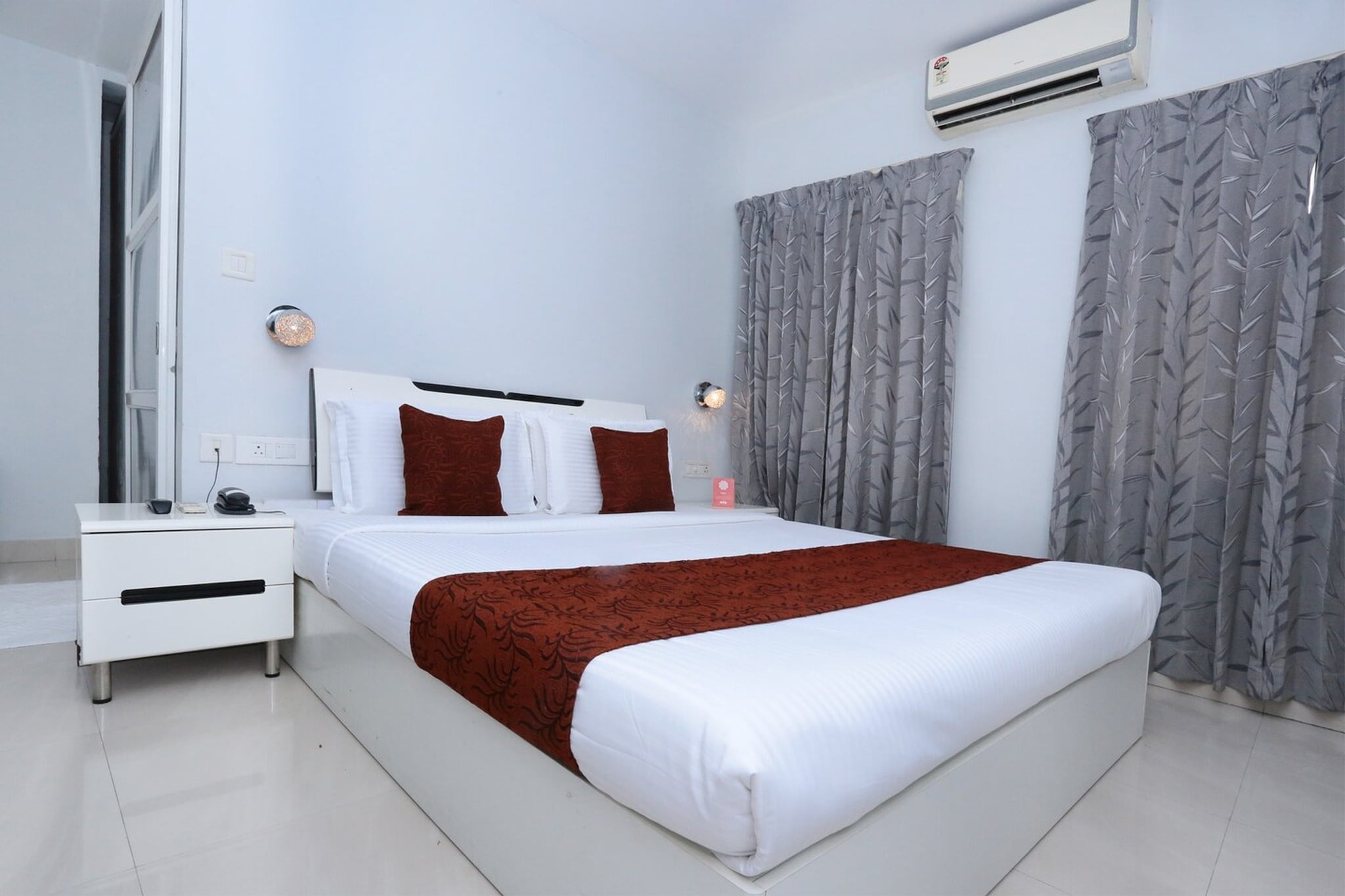 Situated conveniently in the Ernakulam district of Cochin, Super Townhouse Malabar Illam Kochi is set 17 km from Kochi Biennale, 5.8 km from Cochin Shipyard and 500 metres from Q Cinemas. Featuring a shared lounge, the 4-star hotel has air-conditioned rooms with free WiFi, each with a private bathroom. Guests can enjoy Indian dishes at the restaurant or have a cocktail at the bar.
At the hotel, all rooms come with a desk. The units at Super Townhouse Malabar Illam Kochi come with a seating area and a flat-screen TV with cable channels.
Rajiv Gandhi Indoor Stadium is 3.9 km from the accommodation, while Jawaharlal Nehru Stadium is 4.7 km away. Cochin International Airport is 28 km from the property.
Early Check-In Policy: A full day’s room rate will be charged for check-ins before 6:00 AM. Complimentary early check-in is available between 6:00 AM and 10:00 AM, subject to room availability.
Check-in is only available to guests aged 18 and above. Please provide a government-issued ID to confirm your age.