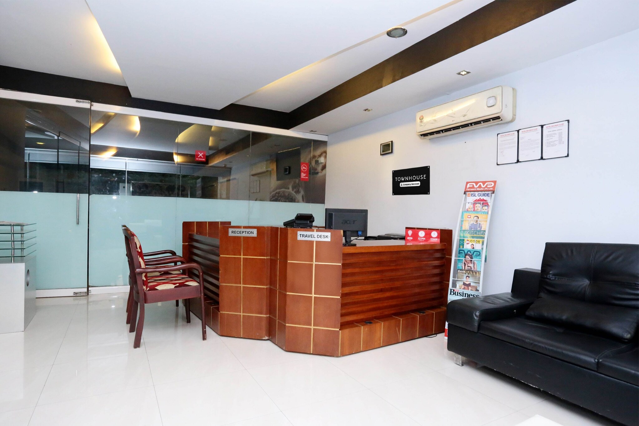 Ground floor: (bedroom(double bed, TV, seating area, air conditioning, Towels incl., telephone), bathroom(bathtub or shower, shower, washbasin, toilet, shampoo, body soap, hot water), Parking, bar, lift)