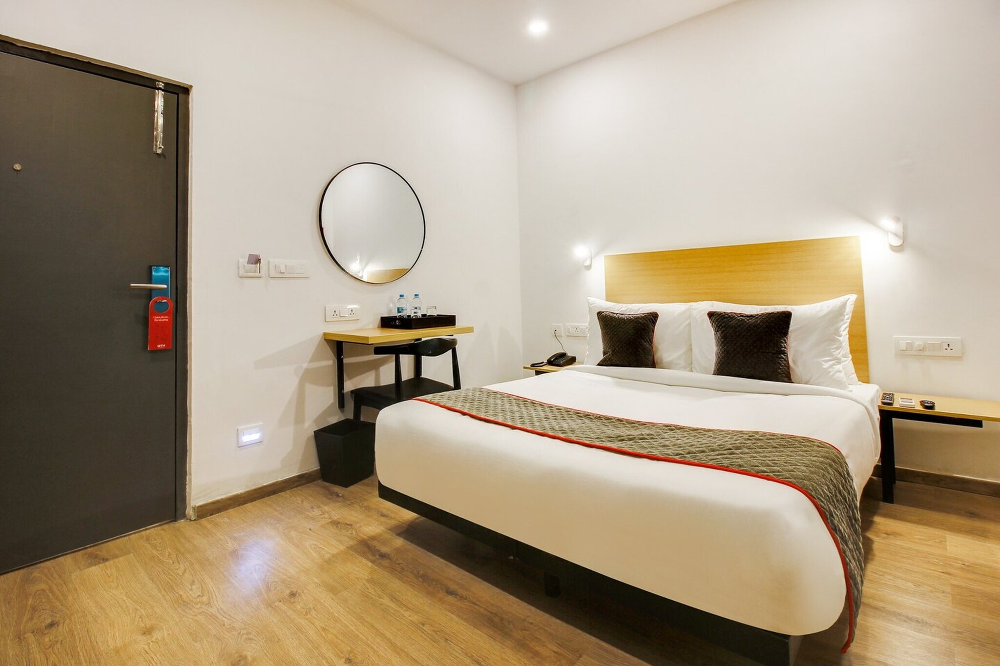 Ground floor: (bedroom(double bed, TV, seating area, air conditioning, Towels incl., telephone), bathroom(bathtub or shower, shower, washbasin, toilet, shampoo, body soap, hot water), Parking, Charging post for electric cars)