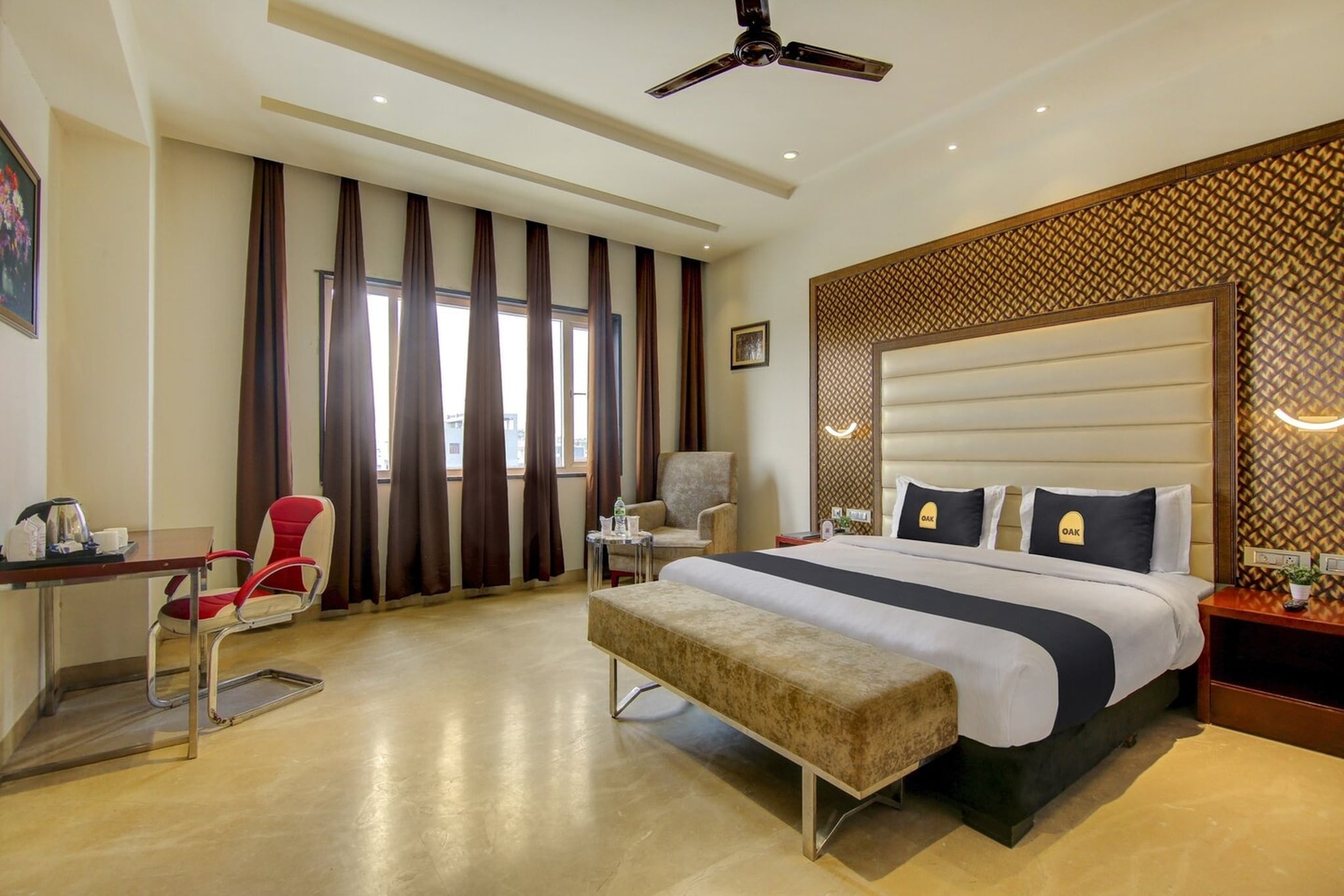 Ground floor: (bedroom(double bed, TV, seating area, air conditioning, Towels incl., telephone), bathroom(bathtub or shower, shower, washbasin, toilet, shampoo, body soap, hot water), Parking, microwave, fridge, lift, Laundry Package for a fee, parking (paying))