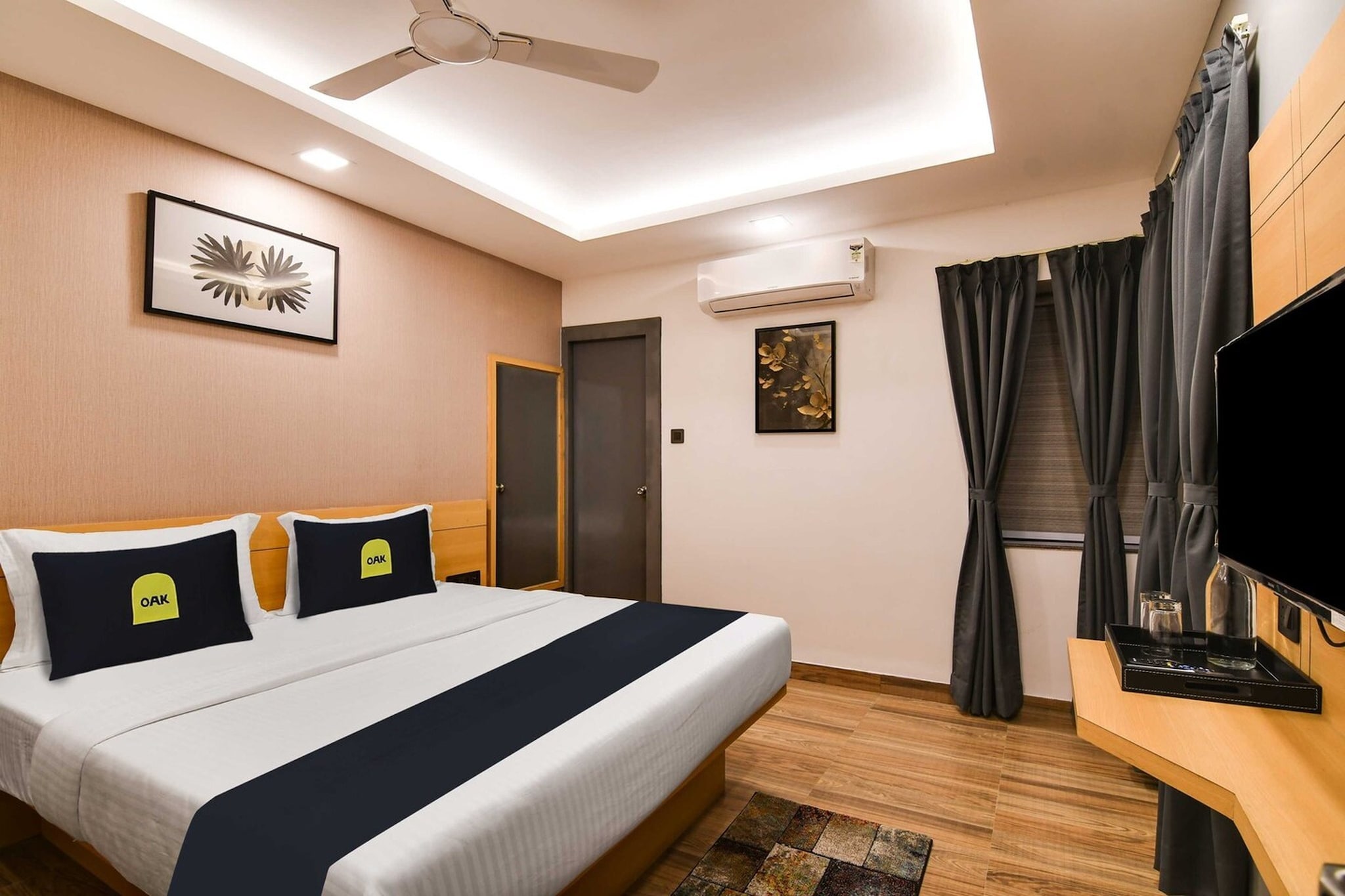 Located within 6.2 km of Bhubaneswar Station and 21 km of Janardana Temple, Super Townhouse OAK Sayhallo Ecstasy provides rooms with air conditioning and a private bathroom in Bhubaneshwar. This 4-star hotel offers room service, a 24-hour front desk and free WiFi. The hotel features family rooms.
Guest rooms at the hotel are equipped with a seating area, a flat-screen TV with satellite channels and a private bathroom with free toiletries and a bath or shower. All units include a desk.
A continental breakfast is available at Super Townhouse OAK Sayhallo Ecstasy.
Biju Patnaik International Airport is 4 km away.
Early Check-In Policy: A full day’s room rate will be charged for check-ins before 6:00 AM. Complimentary early check-in is available between 6:00 AM and 10:00 AM, subject to room availability.
Check-in is only available to guests aged 18 and above. Please provide a government-issued ID to confirm your age.