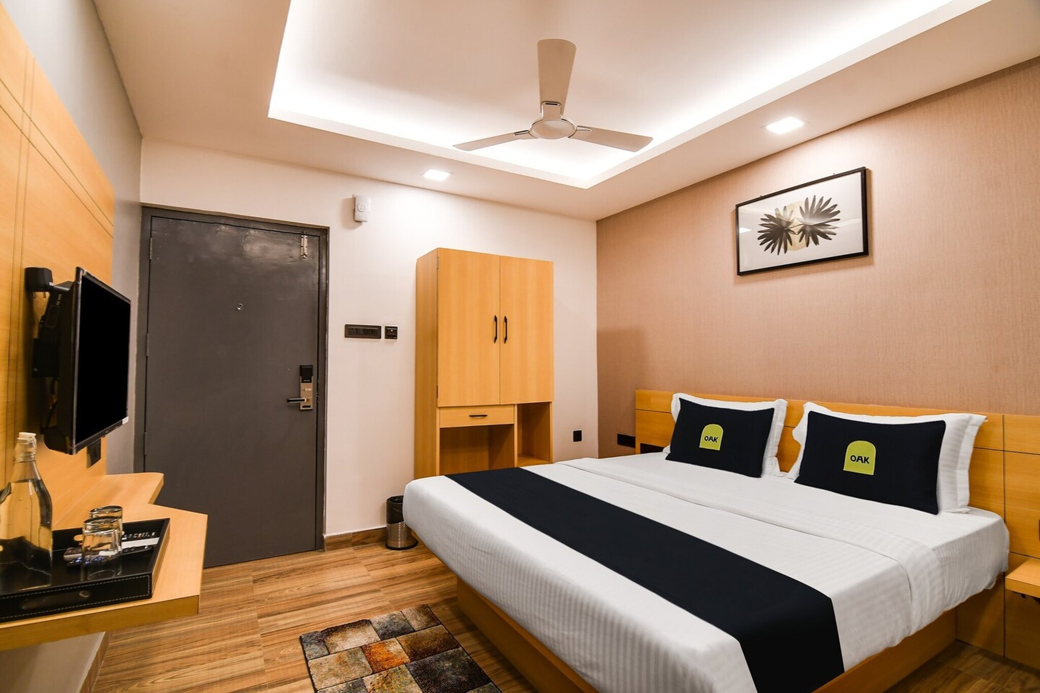 Ground floor: (bedroom(double bed, TV, seating area, air conditioning, Towels incl., telephone), bathroom(bathtub or shower, shower, washbasin, toilet, shampoo, body soap, hot water), lift)
