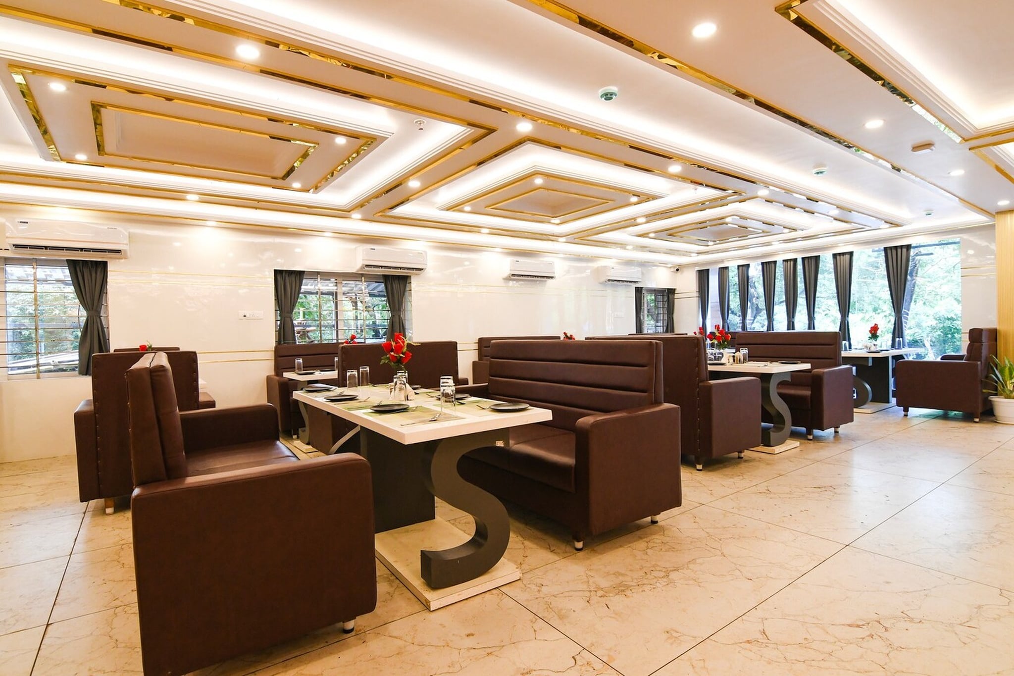 Ground floor: (bedroom(double bed, TV, seating area, air conditioning, lift, Towels incl., telephone), bathroom(bathtub or shower, shower, washbasin, toilet, shampoo, body soap, hot water))
