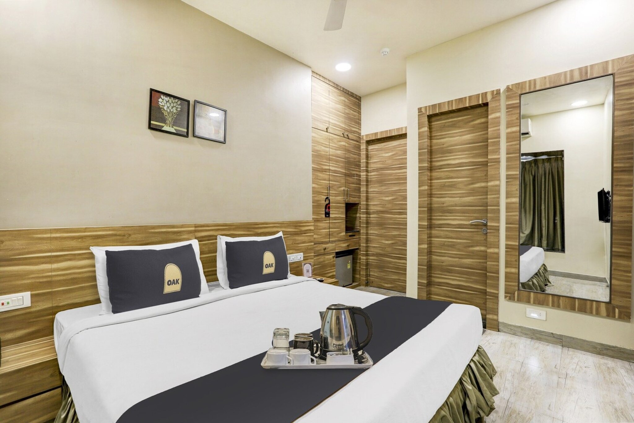 Ground floor: (bedroom(double bed, TV, seating area, air conditioning, lift, Towels incl., telephone), bathroom(bathtub or shower, shower, washbasin, toilet, shampoo, body soap, hot water))