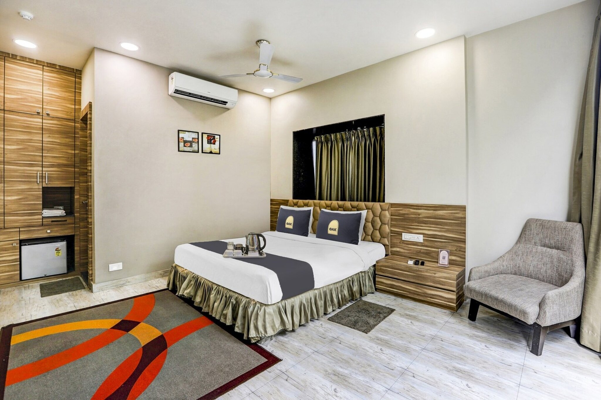 Conveniently set in the Salt Lake district of Salt Lake City, Super Townhouse OAK Shubhham Regency is located 8 km from M G Road Metro Station, 8.7 km from Sealdah Railway Station and 9.1 km from Dumdum Metro Station. Featuring a restaurant, the 4-star hotel has air-conditioned rooms with free WiFi, each with a private bathroom. The accommodation provides a shared kitchen and room service for guests.
At the hotel, each room includes a wardrobe. All units in Super Townhouse OAK Shubhham Regency are equipped with a TV and free toiletries.
Esplanade Metro Station is 10 km from the accommodation, while Howrah Railway Station is 11 km away. Netaji Subhash Chandra Bose International Airport is 9 km from the property.
Unmarried couples are warmly welcome at this property.
Guests with local ID proof are warmly welcome.
Apologies, but we are currently unable to host foreign nationals at this property.
Early Check-In Policy: A full dayç—´ room rate will be charged for check-ins before 6:00 AM. Complimentary early check-in is available between 6:00 AM and 10:00 AM, subject to room availability.
Check-in is only available to guests aged 18 and above. Please provide a government-issued ID to confirm your age.