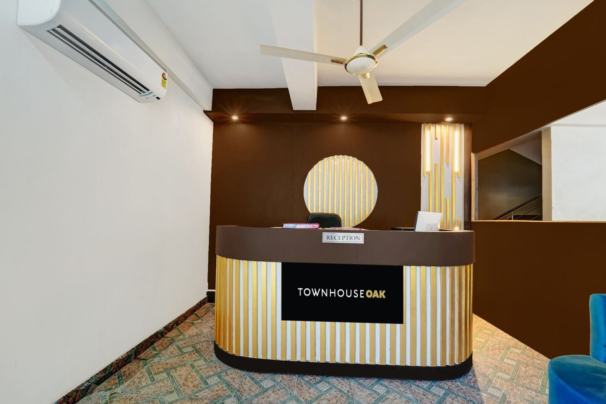 Located in Patna, Bihar region, Super Townhouse OAK The Dev Regency is situated 5.7 km from Patna Railway Station. The 4-star hotel has air-conditioned rooms with a private bathroom and free WiFi. The accommodation provides room service, a 24-hour front desk and luggage storage for guests.
All units at the hotel are equipped with a seating area and a flat-screen TV with cable channels. All rooms include a desk.
Guests at Super Townhouse OAK The Dev Regency can enjoy an à la carte or a continental breakfast.
Jay Prakash Narayan Airport is 3 km away.
Early Check-In Policy: A full day’s room rate will be charged for check-ins before 6:00 AM. Complimentary early check-in is available between 6:00 AM and 10:00 AM, subject to room availability.
Check-in is only available to guests aged 18 and above. Please provide a government-issued ID to confirm your age.