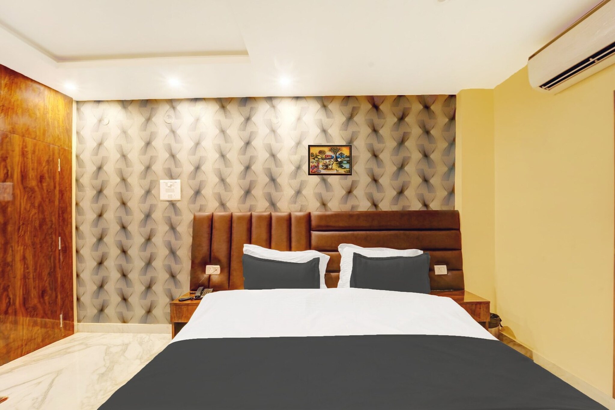 Ground floor: (bedroom(double bed, TV, seating area, air conditioning, lift, Towels incl., telephone), bathroom(bathtub or shower, shower, washbasin, toilet, shampoo, body soap, hot water))
