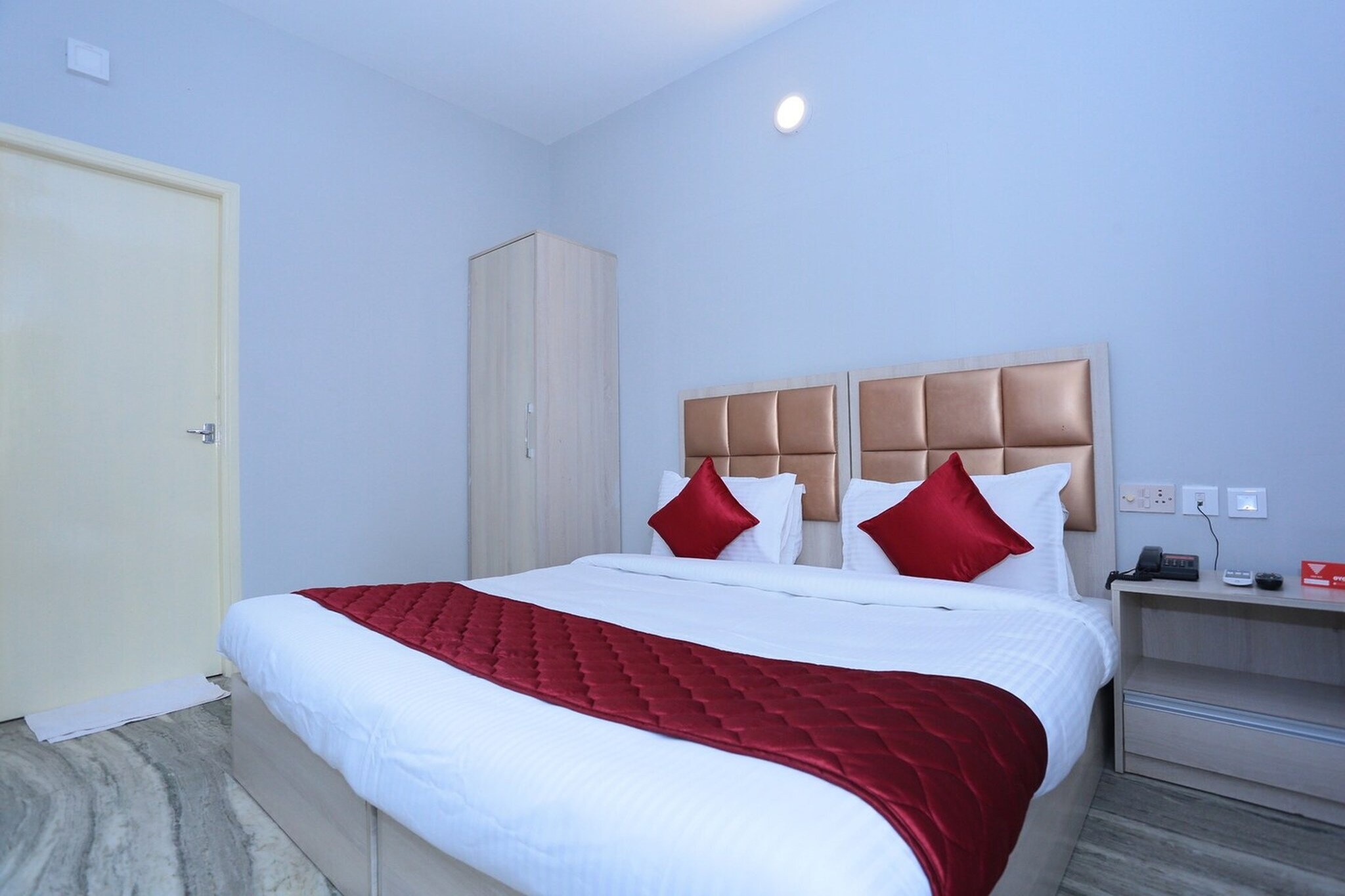 Ground floor: (bedroom(Parking, double bed, TV, seating area, bar, air conditioning, lift, Towels incl., Laundry Package incl., telephone), bathroom(bathtub or shower, shower, washbasin, toilet, shampoo, body soap, hot water))