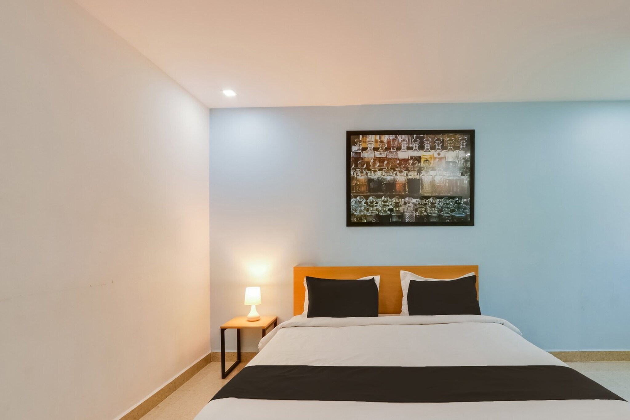 Ground floor: (bedroom(double bed, TV, seating area, air conditioning, Towels incl., telephone), bathroom(bathtub or shower, shower, washbasin, toilet, shampoo, body soap, hot water))