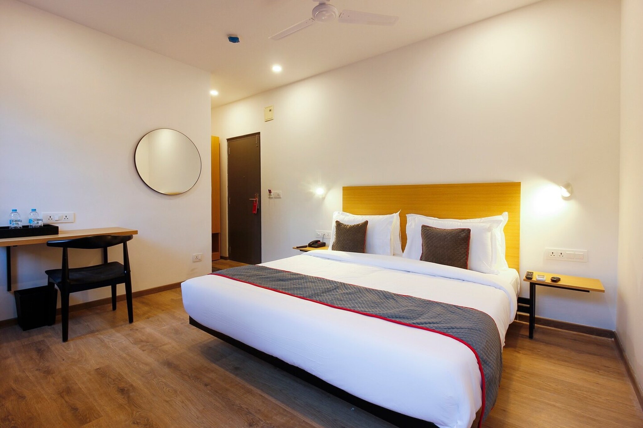 Ground floor: (bedroom(double bed, TV, seating area, air conditioning, lift, Towels incl., Laundry Package incl., telephone), bathroom(bathtub or shower, shower, washbasin, toilet, hairdryer, shampoo, body soap, hot water), Charging post for electric cars)