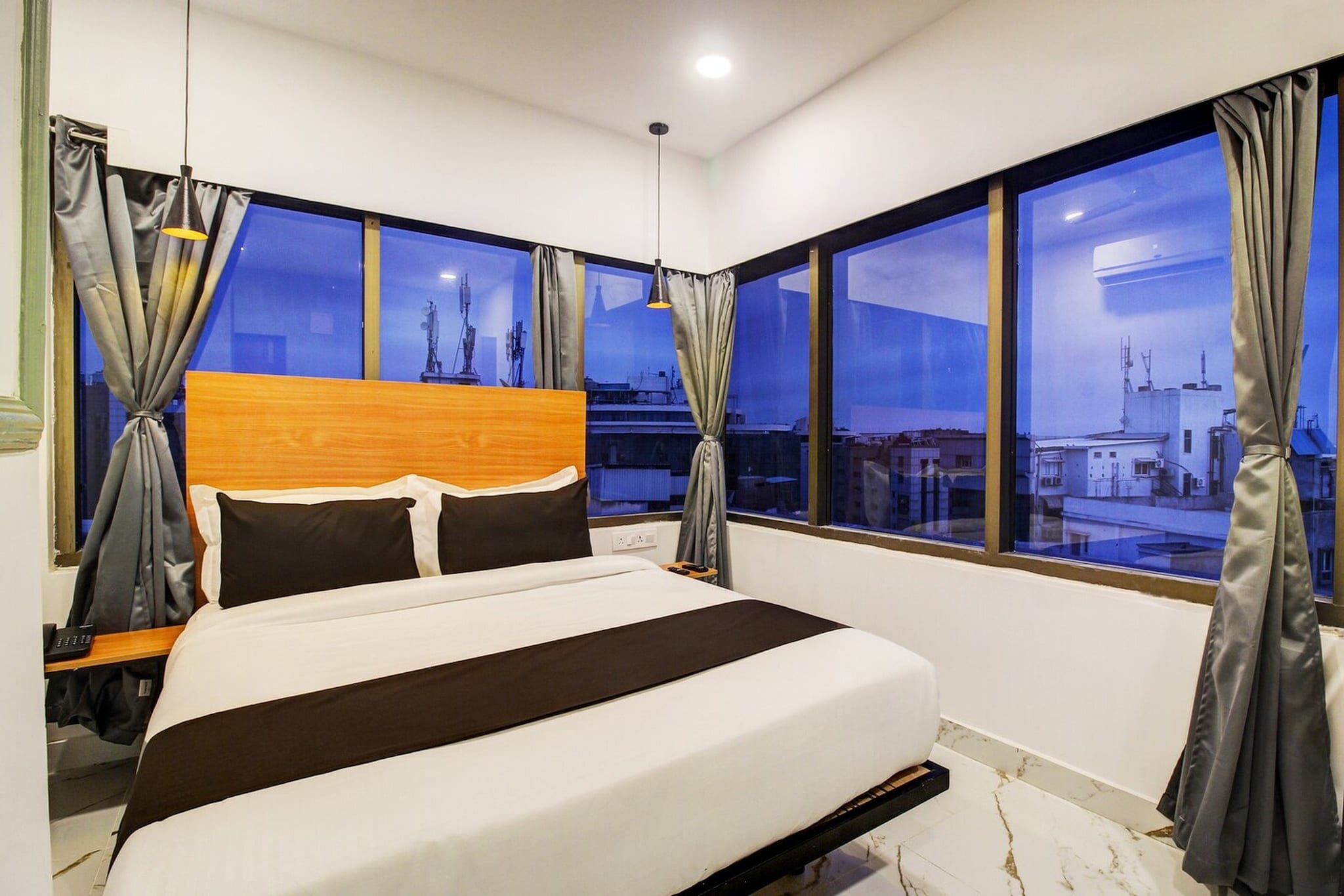 Super Townhouse Rcc Hotel Banjara Hills is located in Hyderabad, 500 metres from City Centre Mall and 3.6 km from Ravindra Bharathi. With a restaurant, the 2-star hotel has air-conditioned rooms with free WiFi, each with a private bathroom. The accommodation provides room service and a 24-hour front desk for guests.

Guest rooms in the hotel are equipped with a TV and free toiletries.

AP State Archaeology Museum is 4.3 km from Super Townhouse Rcc Hotel Banjara Hills, while Hussain Sagar Lake is 5 km away. Rajiv Gandhi International Airport is 26 km from the property.

Early Check-In Policy: A full day痴 room rate will be charged for check-ins before 6:00 AM. Complimentary early check-in is available between 6:00 AM and 10:00 AM, subject to room availability.
Check-in is only available to guests aged 18 and above. Please provide a government-issued ID to confirm your age.