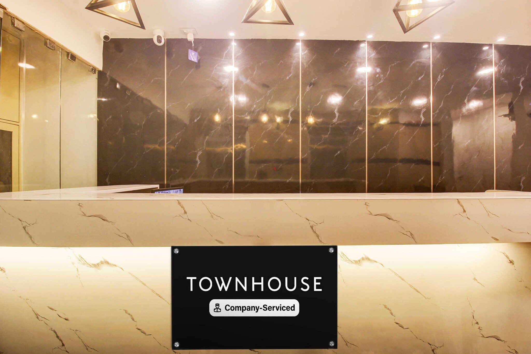 Ground floor: (bedroom(double bed, TV, seating area, air conditioning, lift, Towels incl., telephone), bathroom(bathtub or shower, shower, washbasin, toilet, shampoo, body soap, hot water))