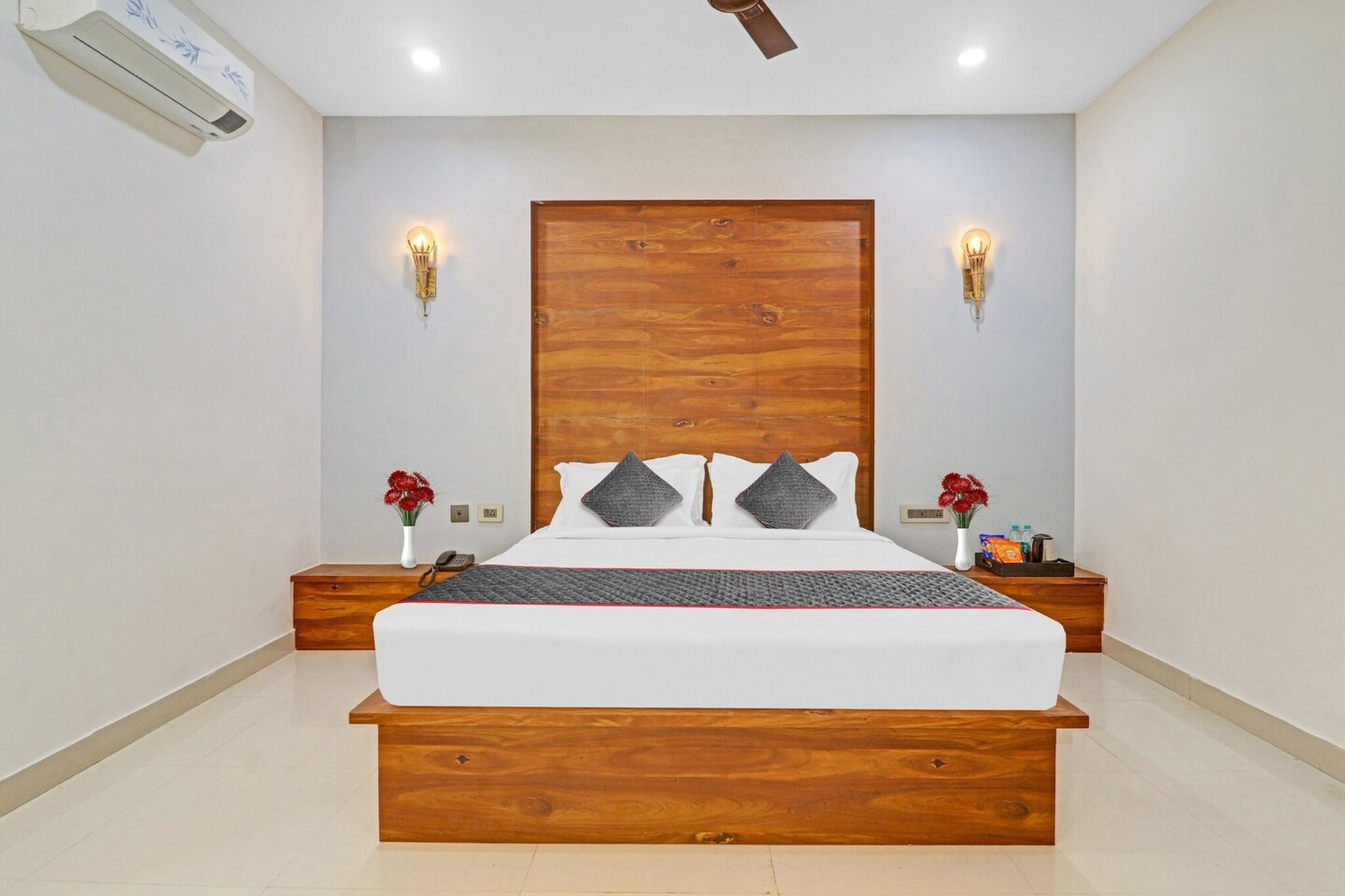 Ground floor: (bedroom(double bed, TV, seating area, air conditioning, Towels incl., telephone), bathroom(bathtub or shower, shower, washbasin, toilet, shampoo, body soap, hot water))