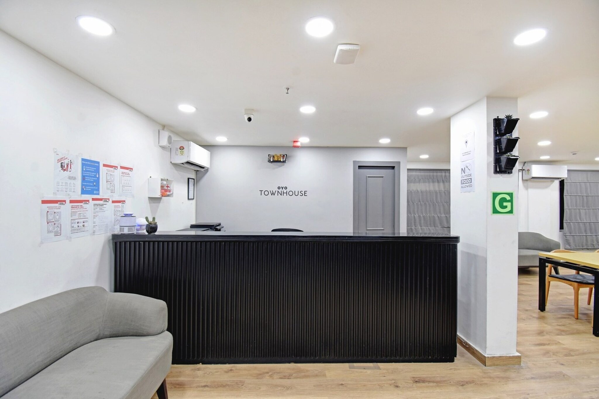 Super Townhouse The Royal Retreat is situated in Kolkata, within 5 km of Dumdum Metro Station and 11 km of M G Road Metro Station. With a restaurant, the 4-star hotel has air-conditioned rooms with free WiFi, each with a private bathroom. The accommodation features room service, a 24-hour front desk and luggage storage for guests.
At the hotel, rooms are fitted with a desk. The rooms at Super Townhouse The Royal Retreat are fitted with a seating area and a flat-screen TV with satellite channels.
Sealdah Railway Station is 13 km from the accommodation, while Esplanade Metro Station is 14 km from the property. Netaji Subhash Chandra Bose International Airport is 5 km away.
Early Check-In Policy: A full day’s room rate will be charged for check-ins before 6:00 AM. Complimentary early check-in is available between 6:00 AM and 10:00 AM, subject to room availability.
Check-in is only available to guests aged 18 and above. Please provide a government-issued ID to confirm your age.