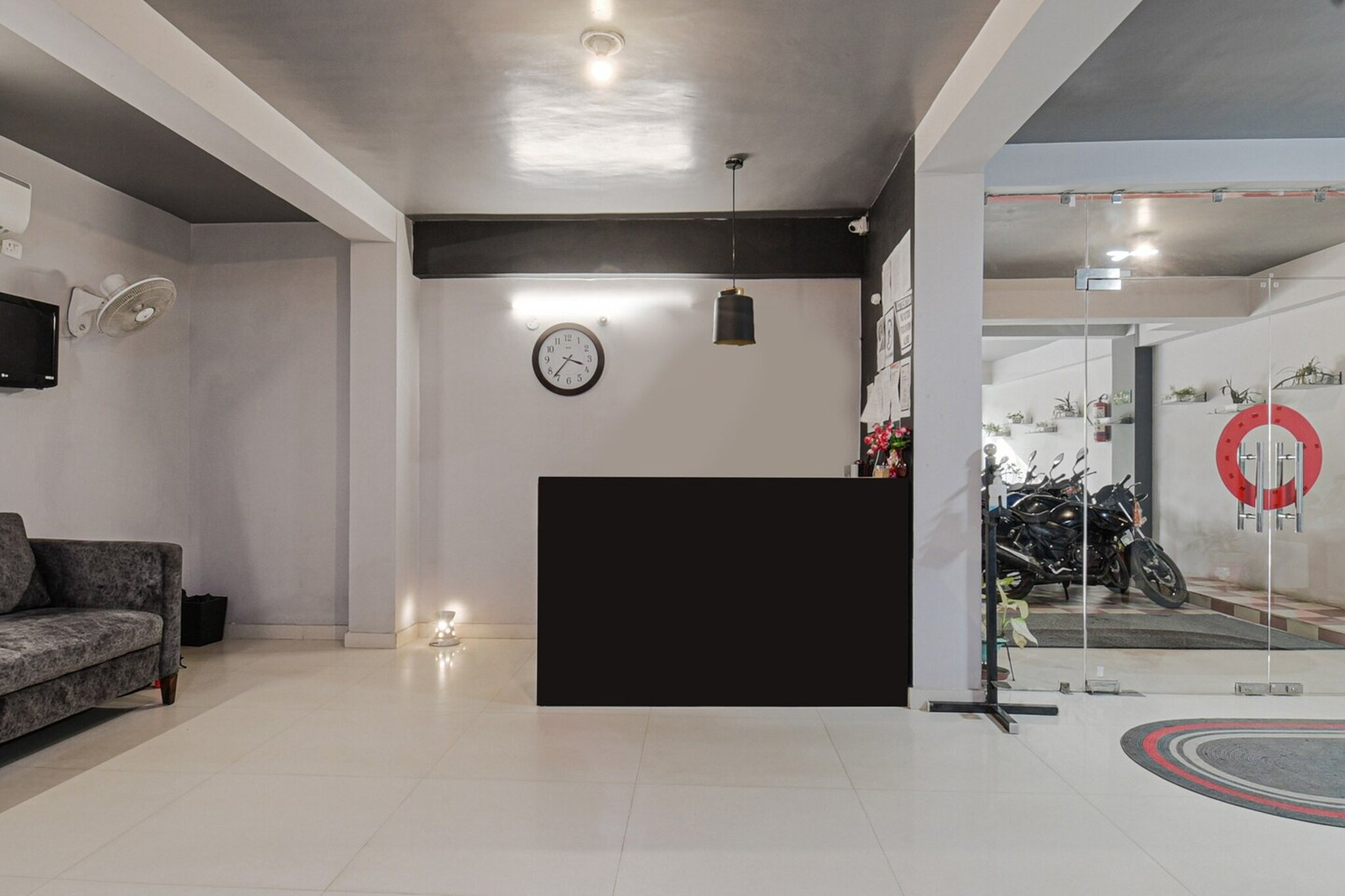Set in Patna, Karnataka region, Super Townhouse Vidya Vihar is situated 8.8 km from Patna Railway Station. This 4-star hotel offers room service, a 24-hour front desk and free WiFi. The hotel features family rooms.

The units at the hotel come with a seating area, a flat-screen TV with satellite channels and a private bathroom with free toiletries and a bath or shower. The rooms at Super Townhouse Vidya Vihar feature air conditioning and a desk.

A continental breakfast is available at the accommodation.

Jay Prakash Narayan Airport is 4 km away.
Early Check-In Policy: A full day’s room rate will be charged for check-ins before 6:00 AM. Complimentary early check-in is available between 6:00 AM and 10:00 AM, subject to room availability.
Check-in is only available to guests aged 18 and above. Please provide a government-issued ID to confirm your age.