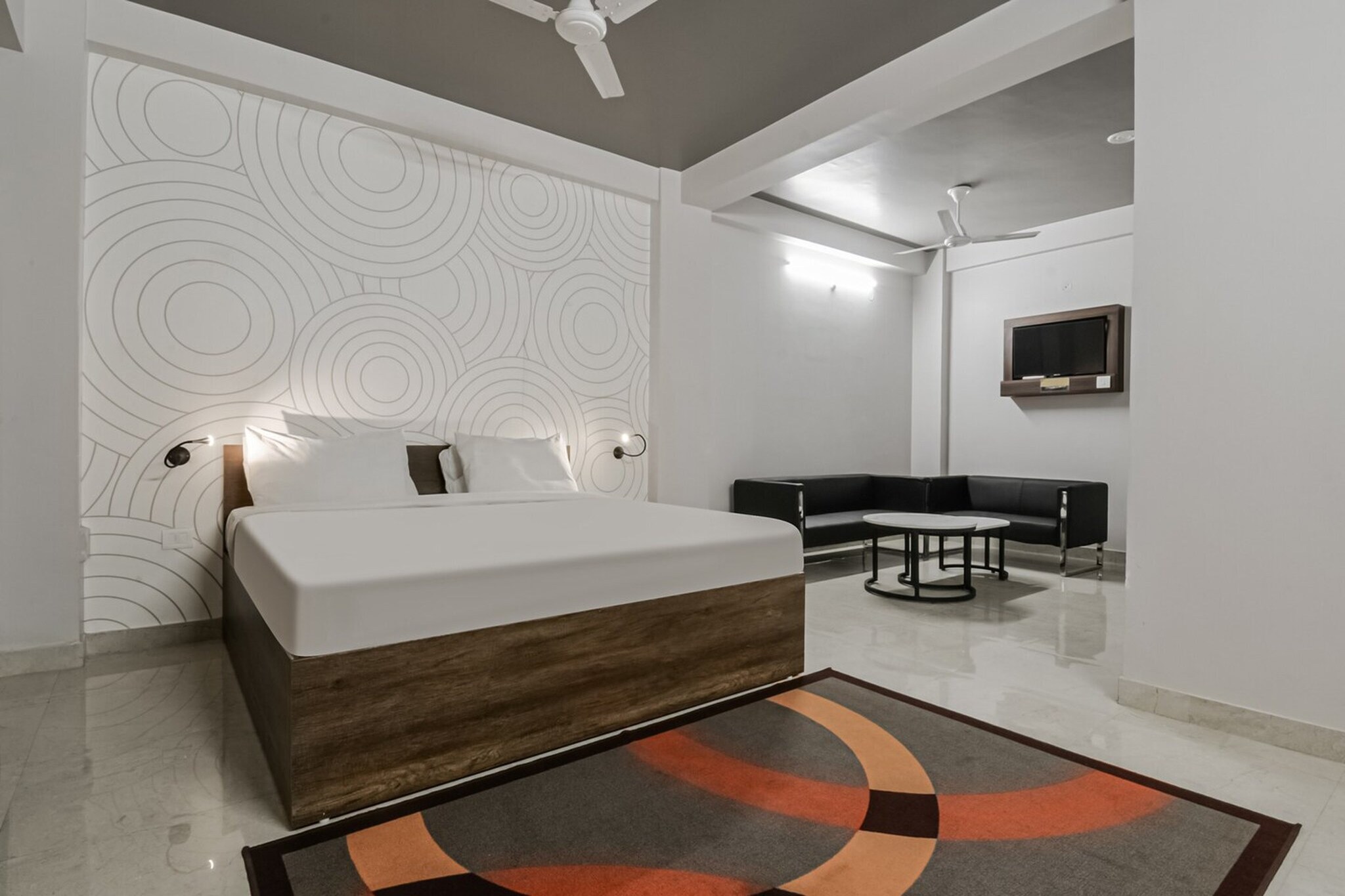 Ground floor: (bedroom(double bed, TV, seating area, air conditioning, Towels incl., telephone), bathroom(bathtub or shower, shower, washbasin, toilet, shampoo, body soap, hot water))