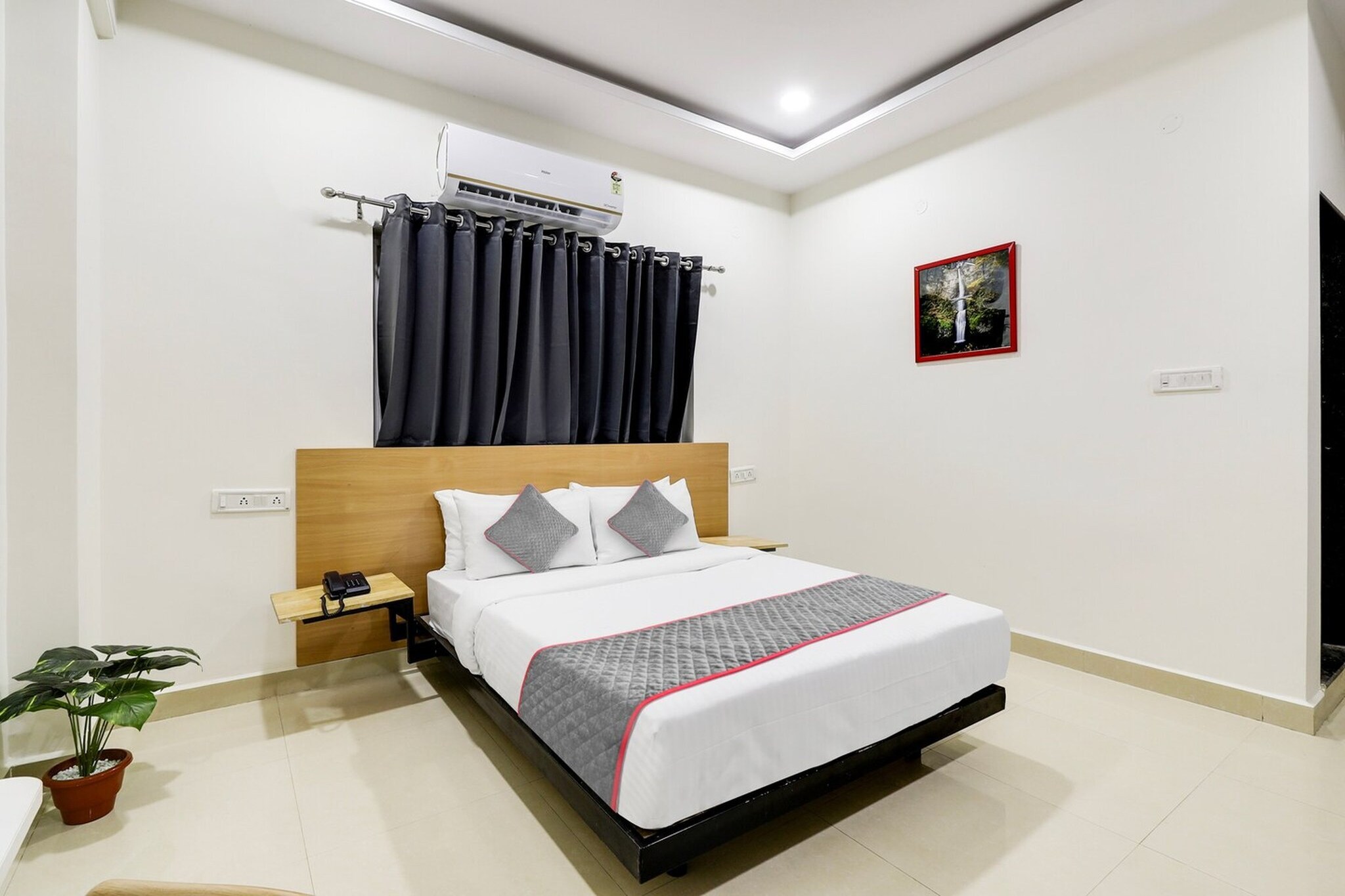 Set within 12 km of ISB and 14 km of City Centre Mall, Townhouse De Alphabet Hotel Kukatpally Nexus Mall offers rooms with air conditioning and a private bathroom in Kukatpalli. Among the facilities at this property are room service and a 24-hour front desk, along with free WiFi throughout the property. The property is non-smoking and is located 16 km from Golkonda Fort.
All guest rooms at the hotel come with a seating area, a flat-screen TV with satellite channels and a private bathroom with free toiletries and a bath or shower. The units feature a desk.
Hussain Sagar Lake is 17 km from Townhouse De Alphabet Hotel Kukatpally Nexus Mall, while Ravindra Bharathi is 17 km from the property. Rajiv Gandhi International Airport is 39 km away.
Early Check-In Policy: A full day痴 room rate will be charged for check-ins before 6:00 AM. Complimentary early check-in is available between 6:00 AM and 10:00 AM, subject to room availability.
Check-in is only available to guests aged 18 and above. Please provide a government-issued ID to confirm your age.
