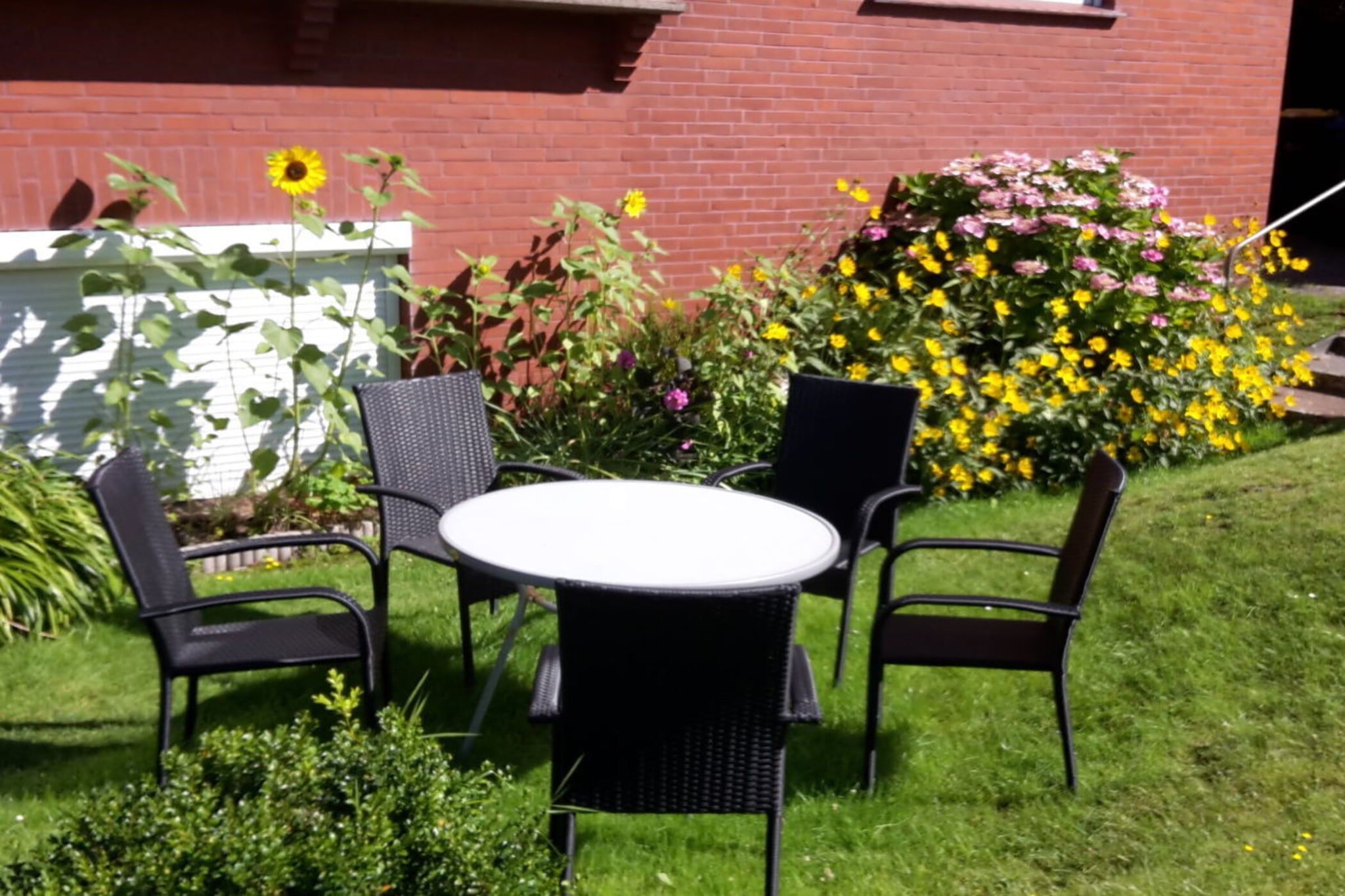 Our partially renovated holiday apartment features a kitchen, living room, and shower room on the first floor, and two separate bedrooms in the attic.
Bed linens, towels, and Wi-Fi are included.
The apartment is located in the heart of the Nordhelm settlement, just a short walk from the beautiful North Beach.
An EDEKA supermarket, a bakery, a restaurant, and a bicycle rental shop are all within easy walking distance.