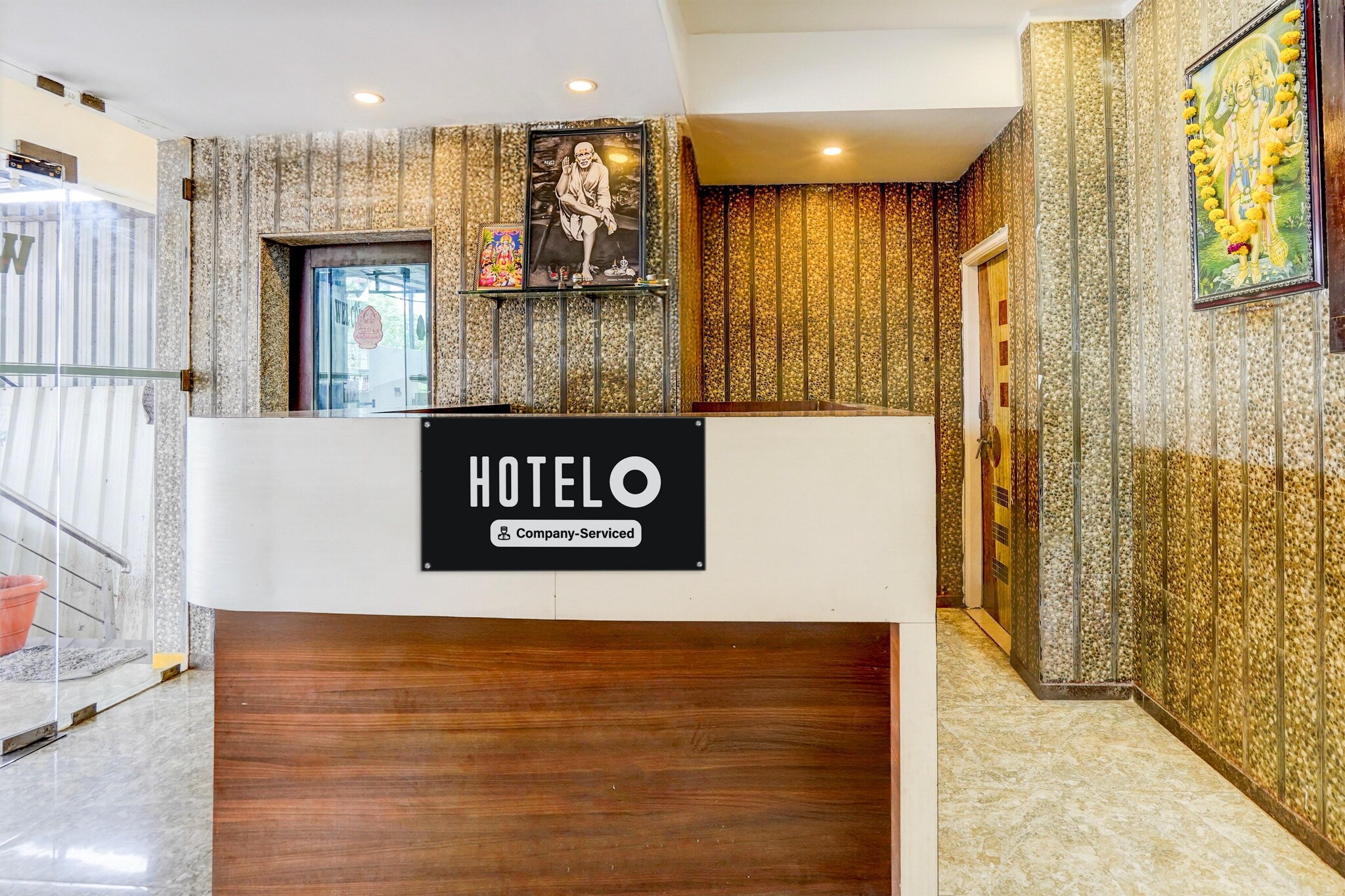 Ground floor: (bedroom(double bed, TV, seating area, air conditioning, lift, Towels incl., telephone, Floor mattress), bathroom(bathtub or shower, shower, washbasin, toilet, shampoo, body soap, hot water), Parking)