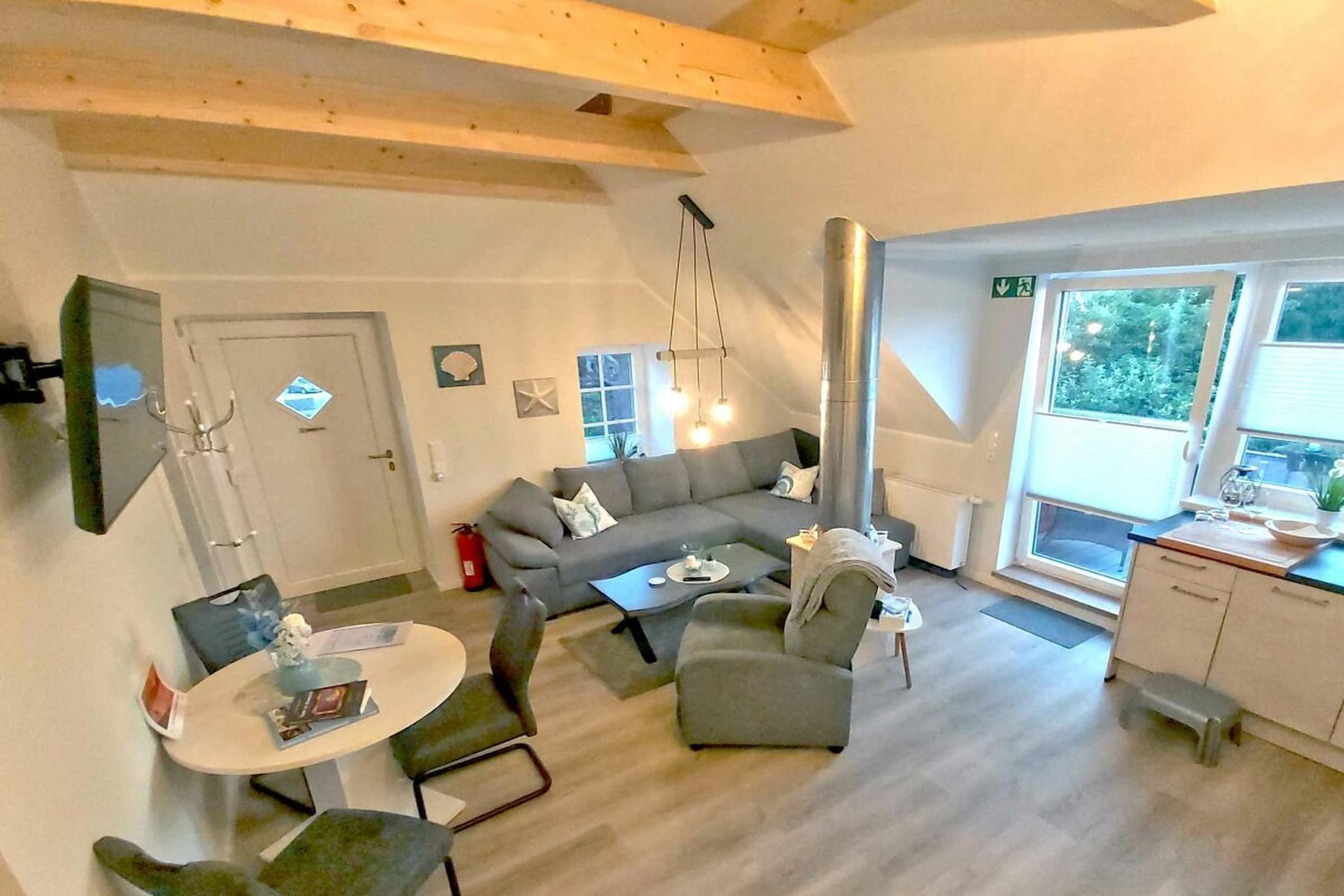 Spend your well-deserved holiday in our modern holiday apartment, newly built in 2025, in Hooksiel, directly opposite the picturesque old Hooksiel harbor and just a stone's throw from the popular restaurant "Zum Schwarzen Bären".
