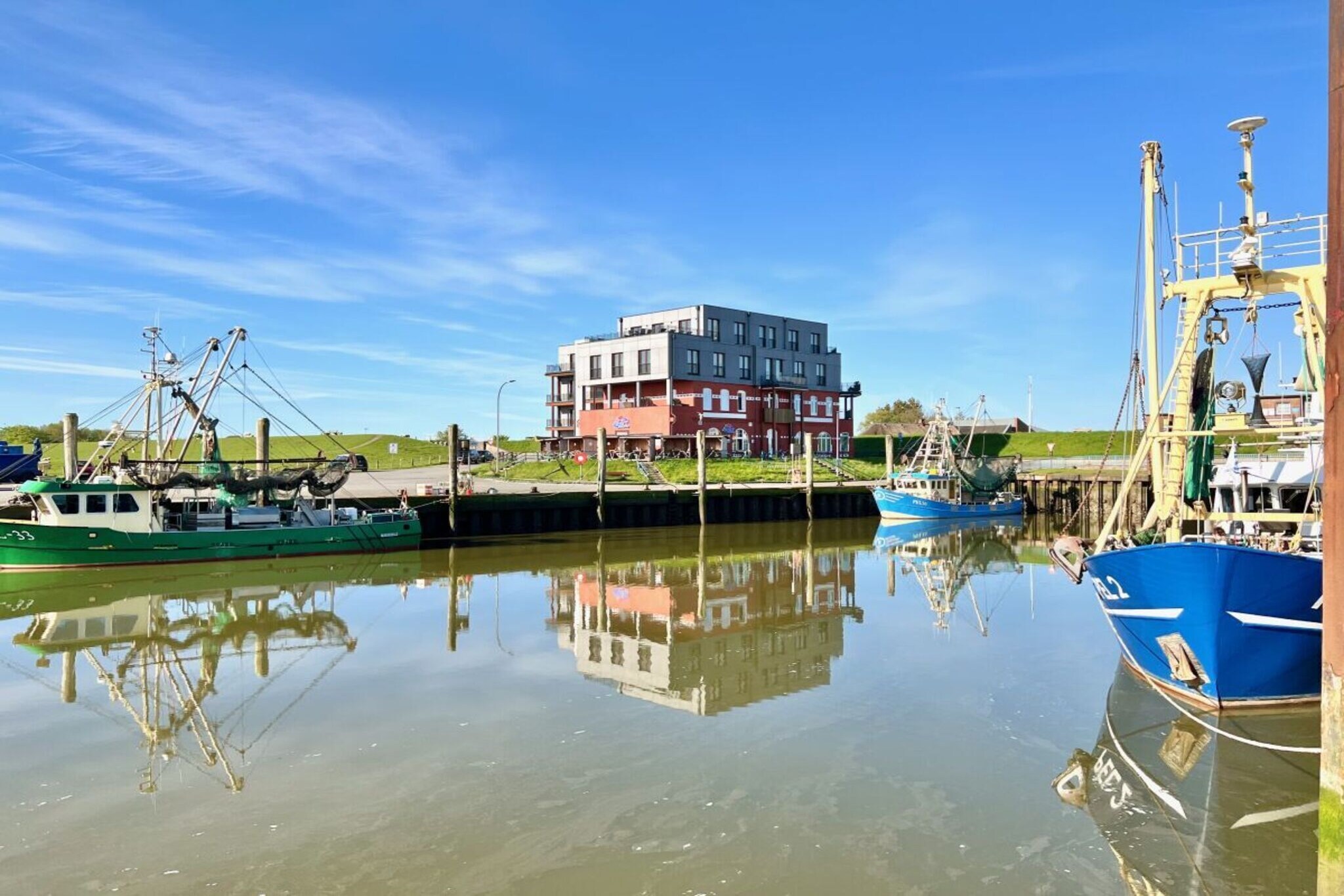 Nowhere on the island of Pellworm can you live higher than in this exceptional penthouse. All rooms feature floor-to-ceiling windows, offering a unique panoramic view of the Wadden Sea and the picturesque harbor of Pellworm. One of the penthouse's greatest highlights is the 41-square-meter rooftop terrace. Furnished with comfortable patio furniture, it's practically an apartment within an apartment. On sunny days, you can spend hours sunbathing and relaxing here. The apartment also boasts its own fully equipped sauna, from which you can enjoy another stunning view of the island. This ensures a relaxing vacation experience any time of year.