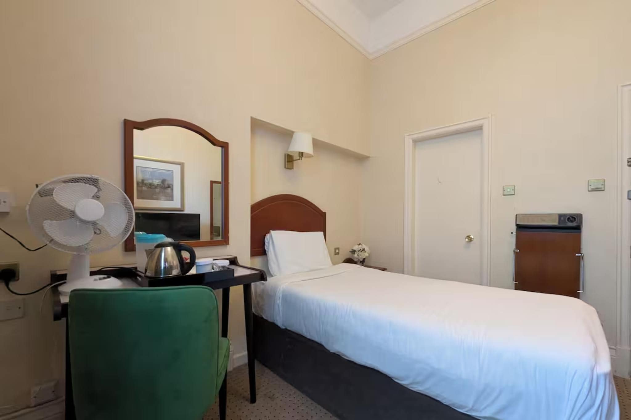 Standard Single Room - Bedroom