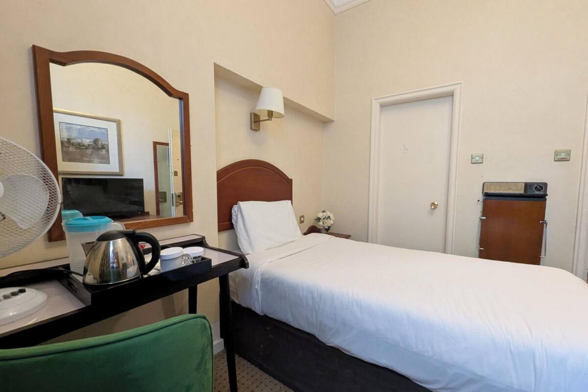 Standard Single Room - Bedroom
