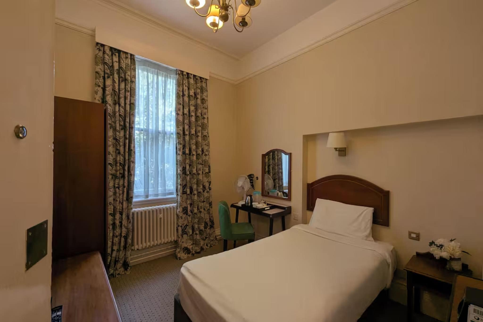 Standard Single Room - Bedroom