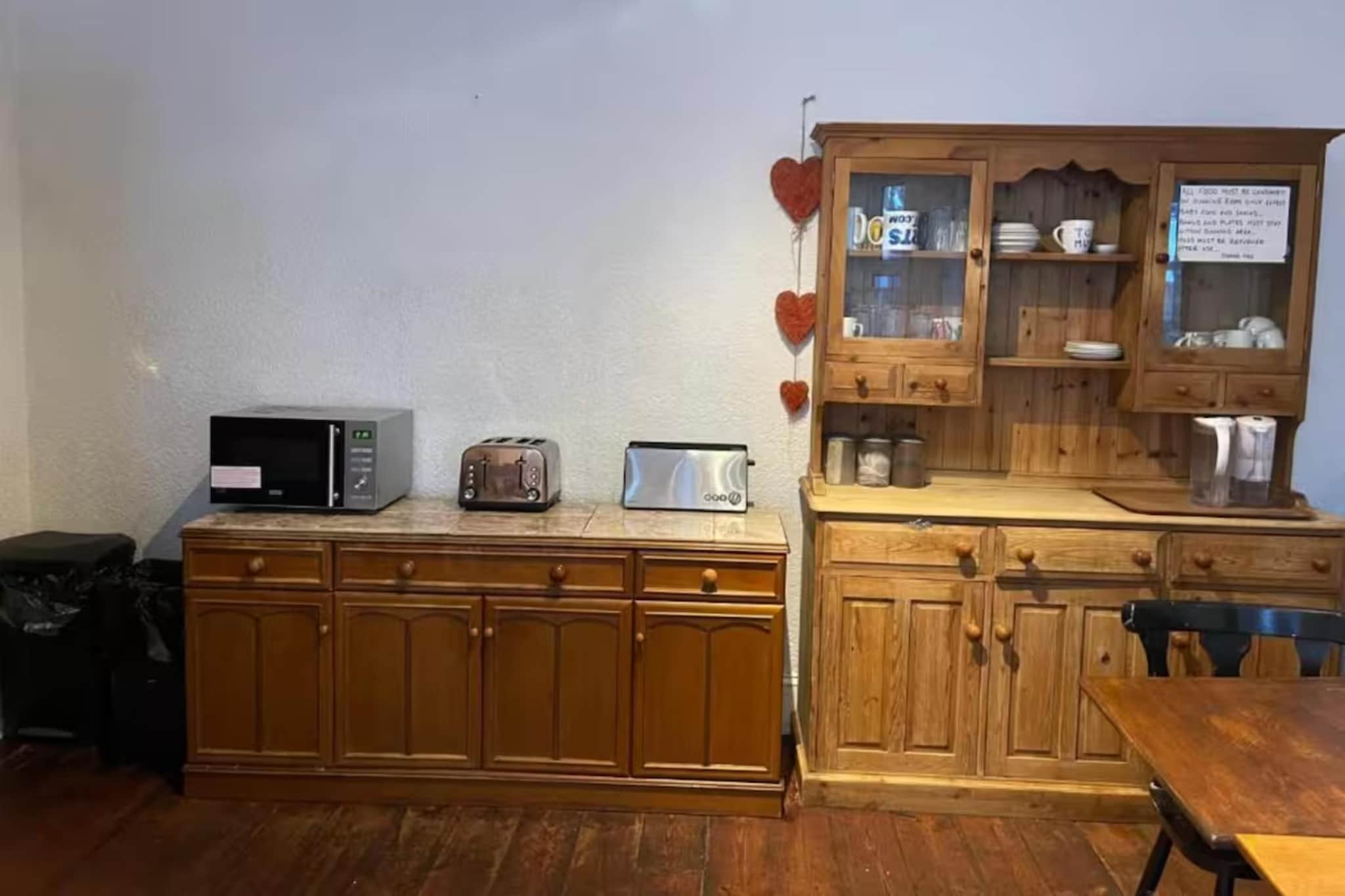 OYO The Lodge Bournemouth is ideally situated in the centre of Bournemouth, and features a shared lounge and free WiFi. The property is around 700 metres from Westcliff Beach, 500 metres from Bournemouth International Centre and 7.9 km from Sandbanks. The accommodation offers a shared kitchen, a concierge service and luggage storage for guests.