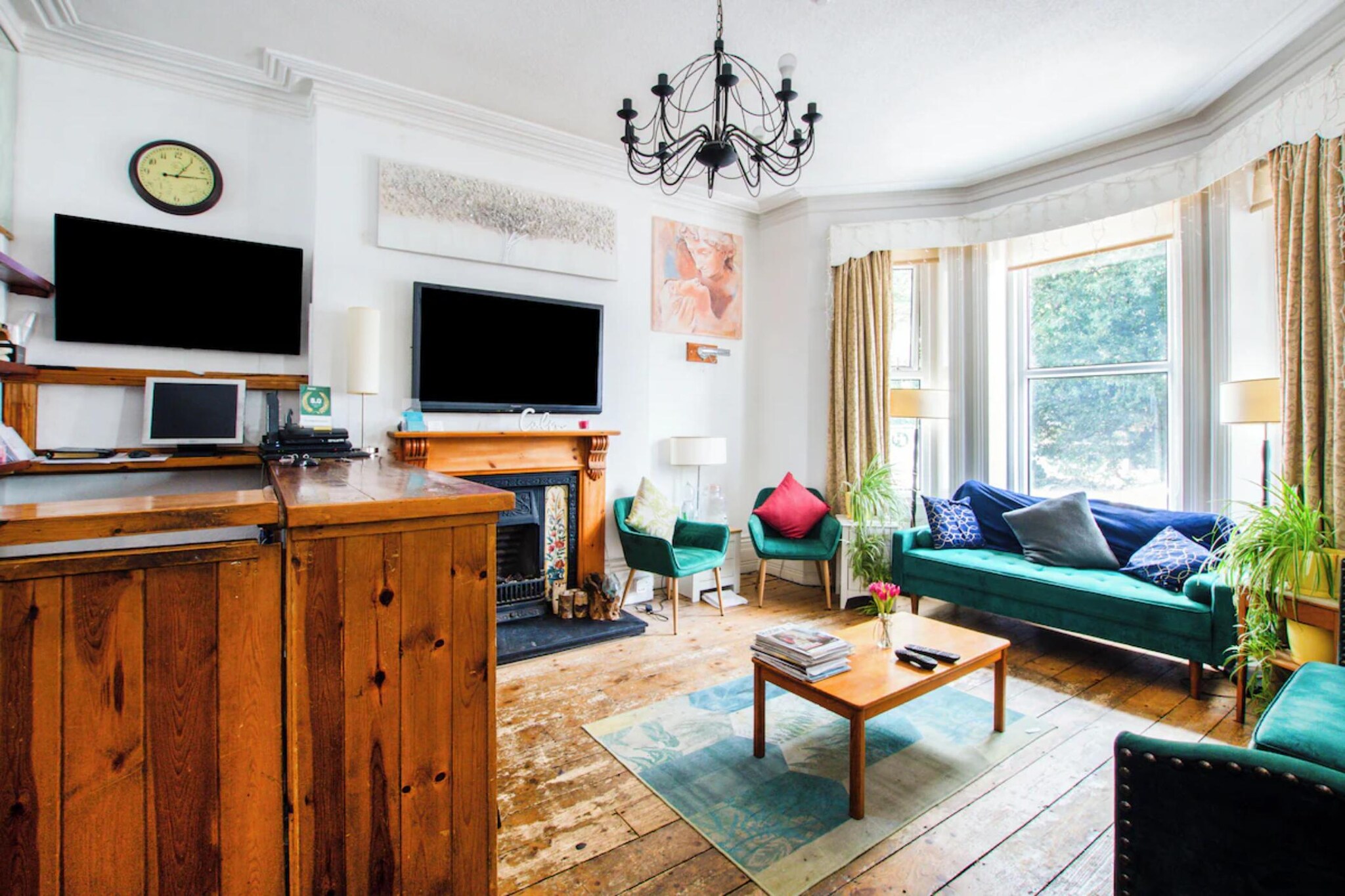 Ground floor: (bedroom(single bed, double bed, TV, electric kettle, coffee machine), bathroom(shower, toilet, Towels incl., Essentials))\n\nheating, parking