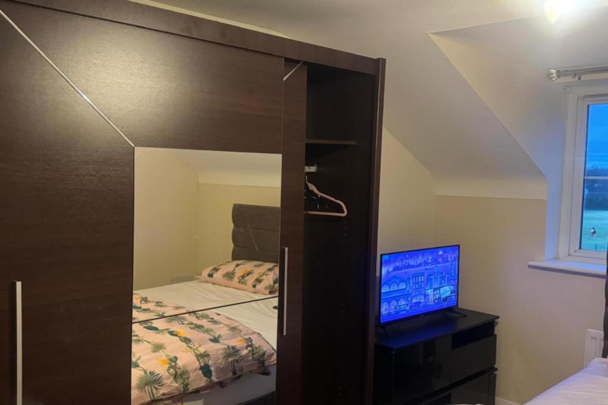Ground floor: (bedroom(double king size bed, TV, electric kettle, coffee machine, telephone), bathroom(bath tub, shower, toilet, hairdryer, Towels incl.))\n\nInternet access, parking, lift, heating