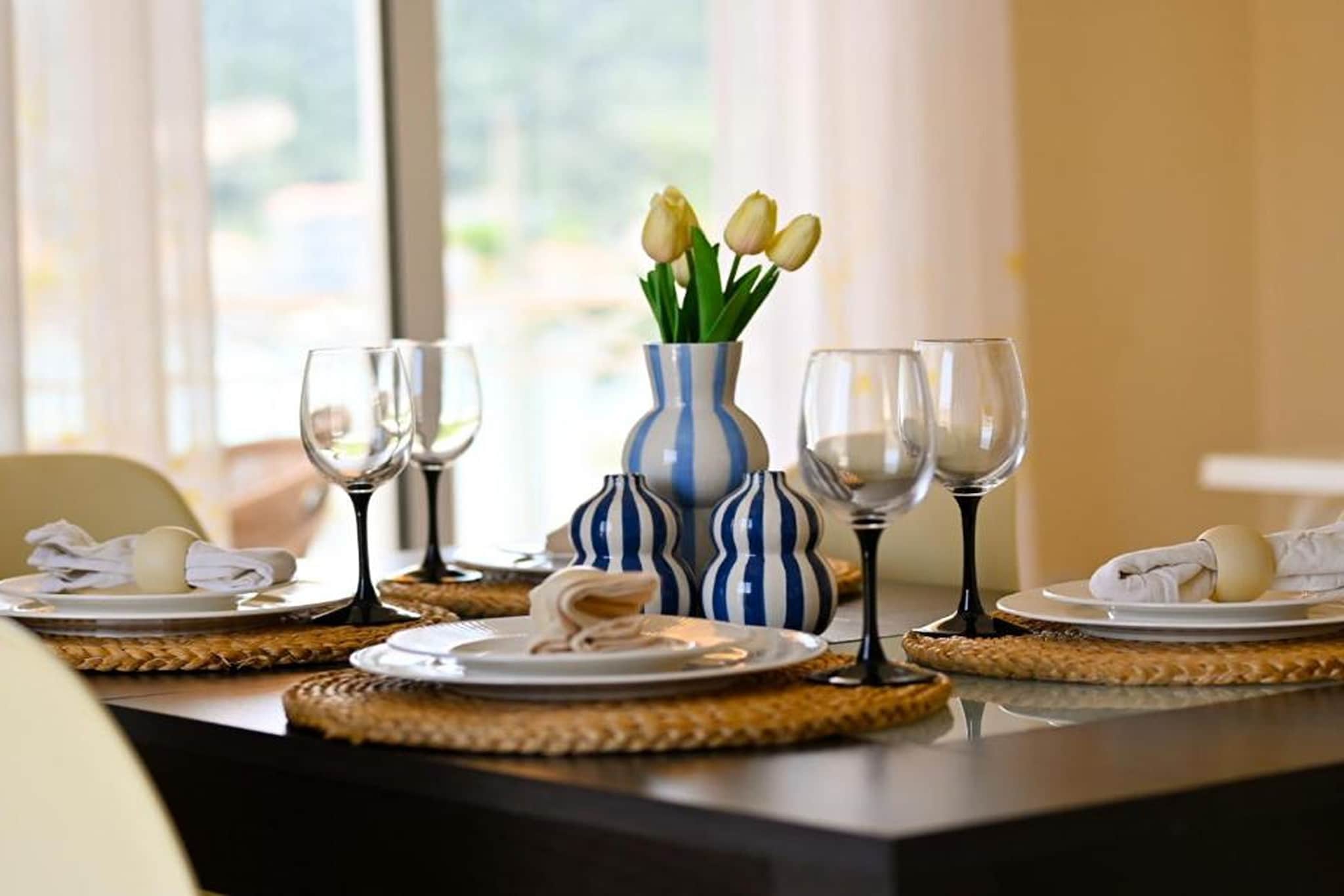 Apartment Zara - Two Bedroom Apartment with Balcony-Eetkamer