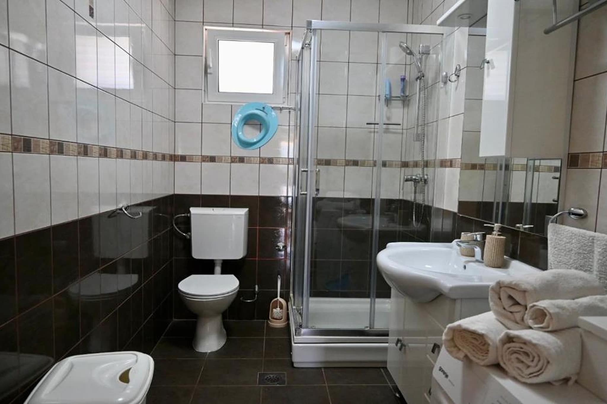 Apartment Zara - Two Bedroom Apartment with Balcony-Badkamer