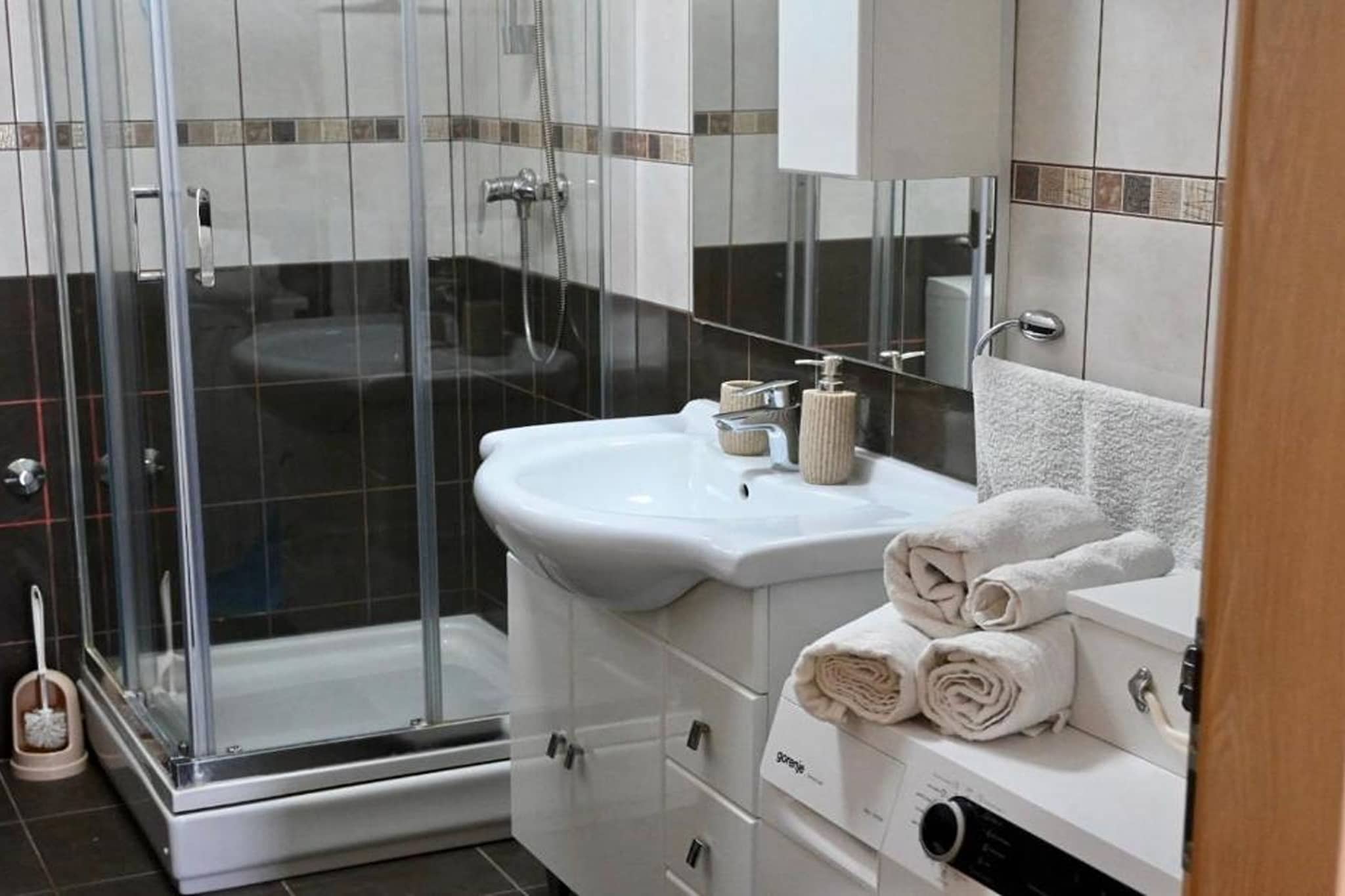 Apartment Zara - Two Bedroom Apartment with Balcony-Badkamer